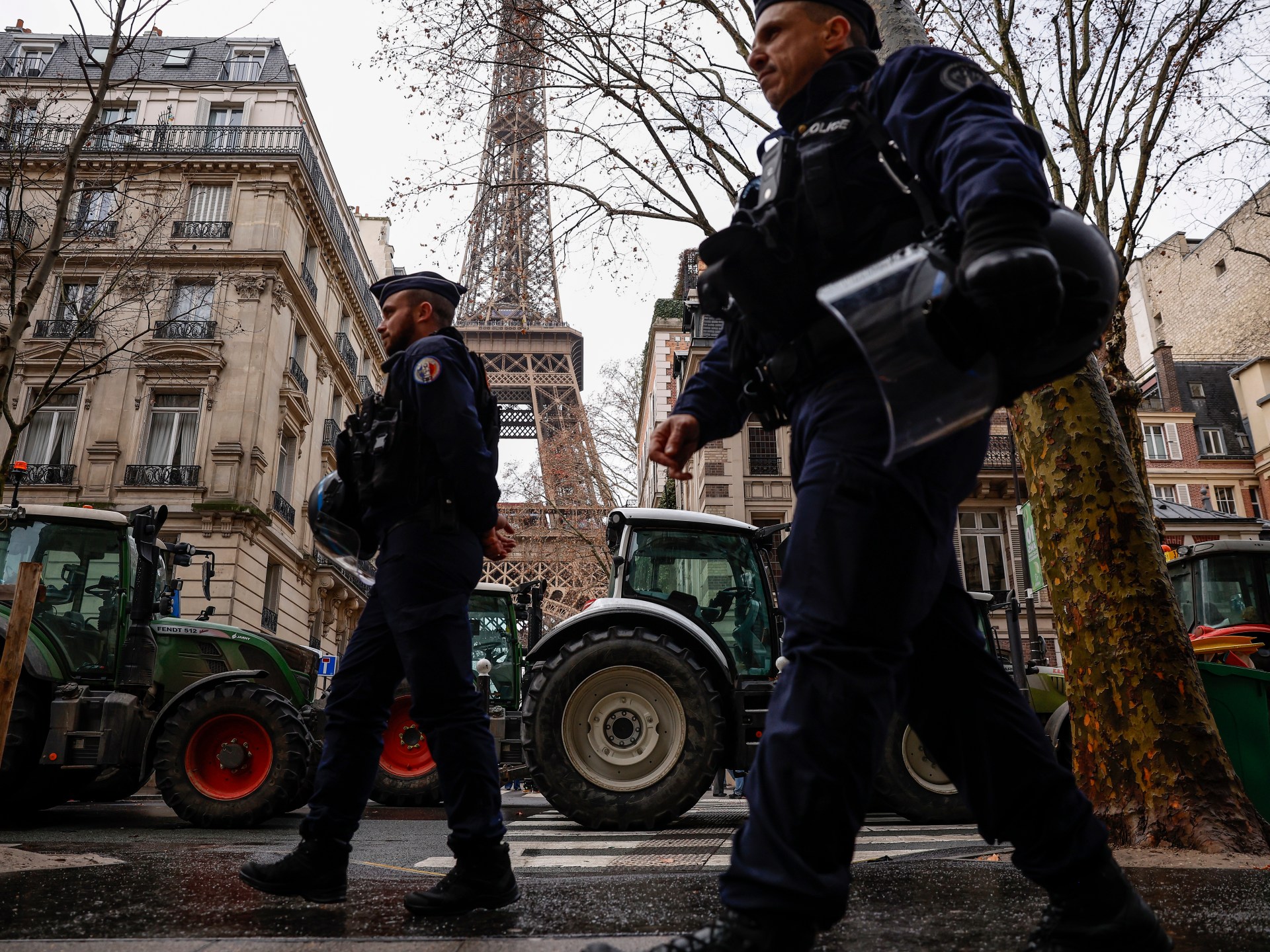 جرارات أمام برج إيفل.. غضب المزارعون فسقطت الاعتبارات السياحية