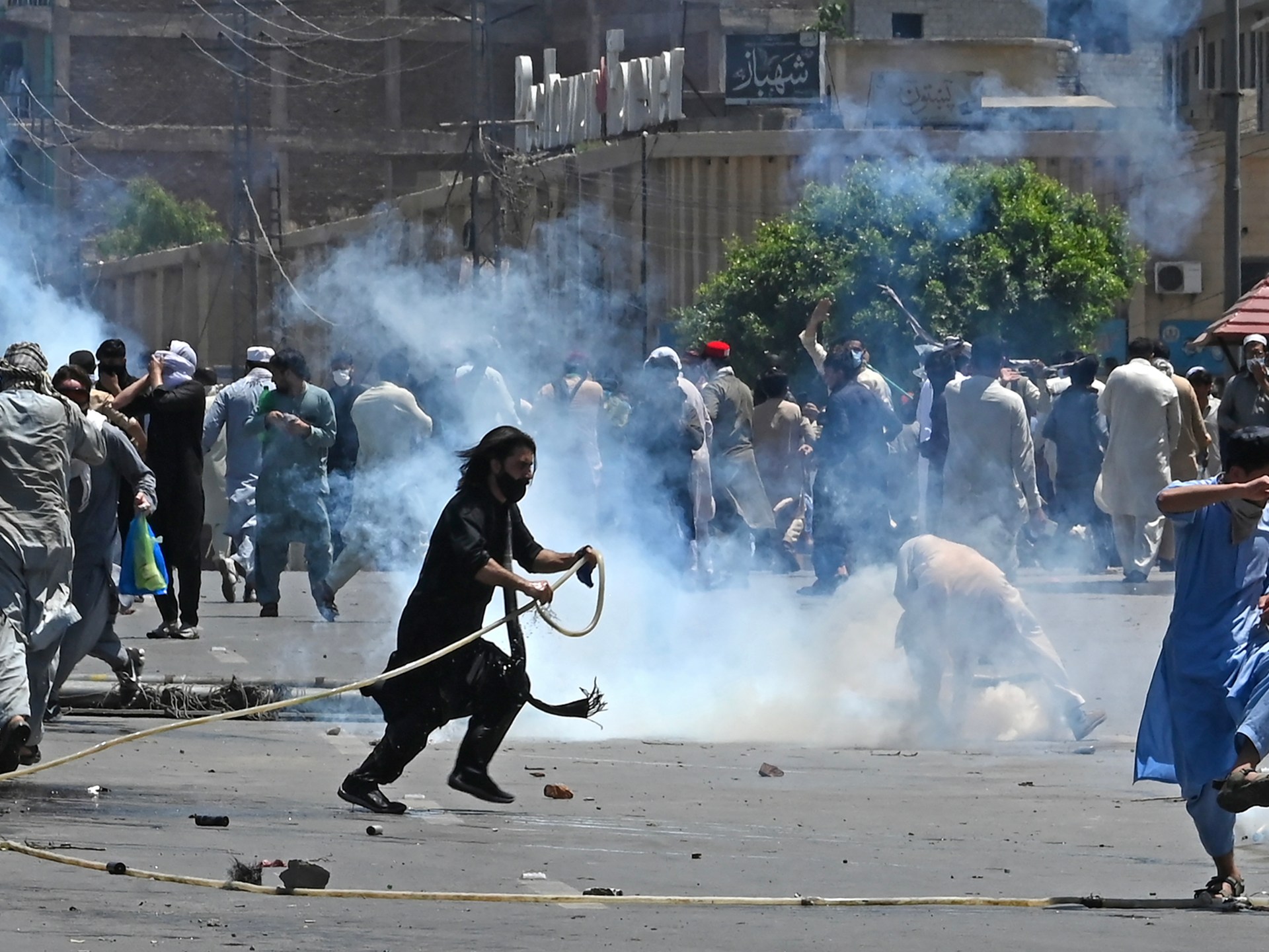 السجن المؤبد لصحفيين وناشطين في باكستان: تفاصيل الحكم القضائي المثير للجدل وتداعياته