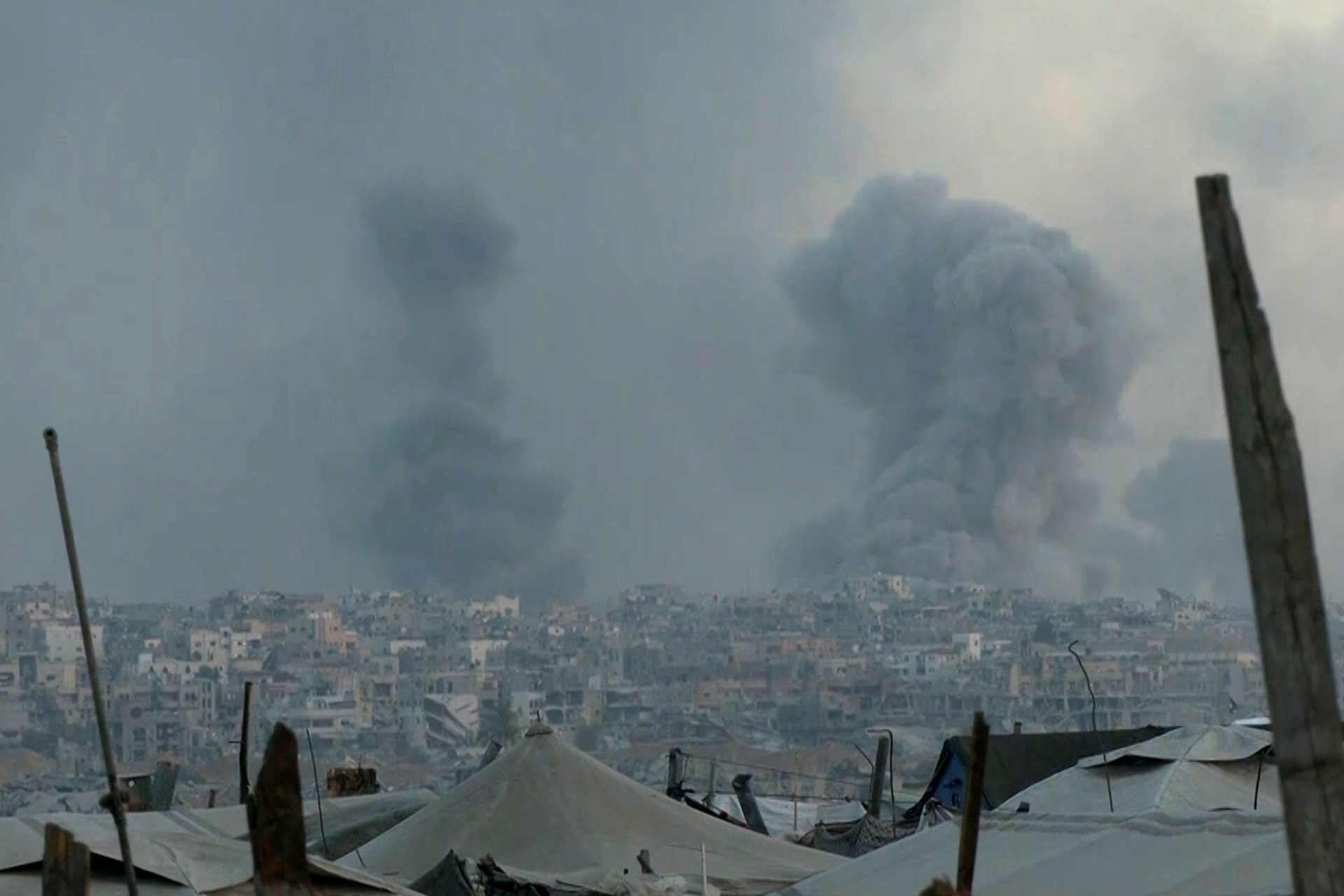 استشهاد 3 فلسطينيين في خان يونس وعمليات النسف مستمرة