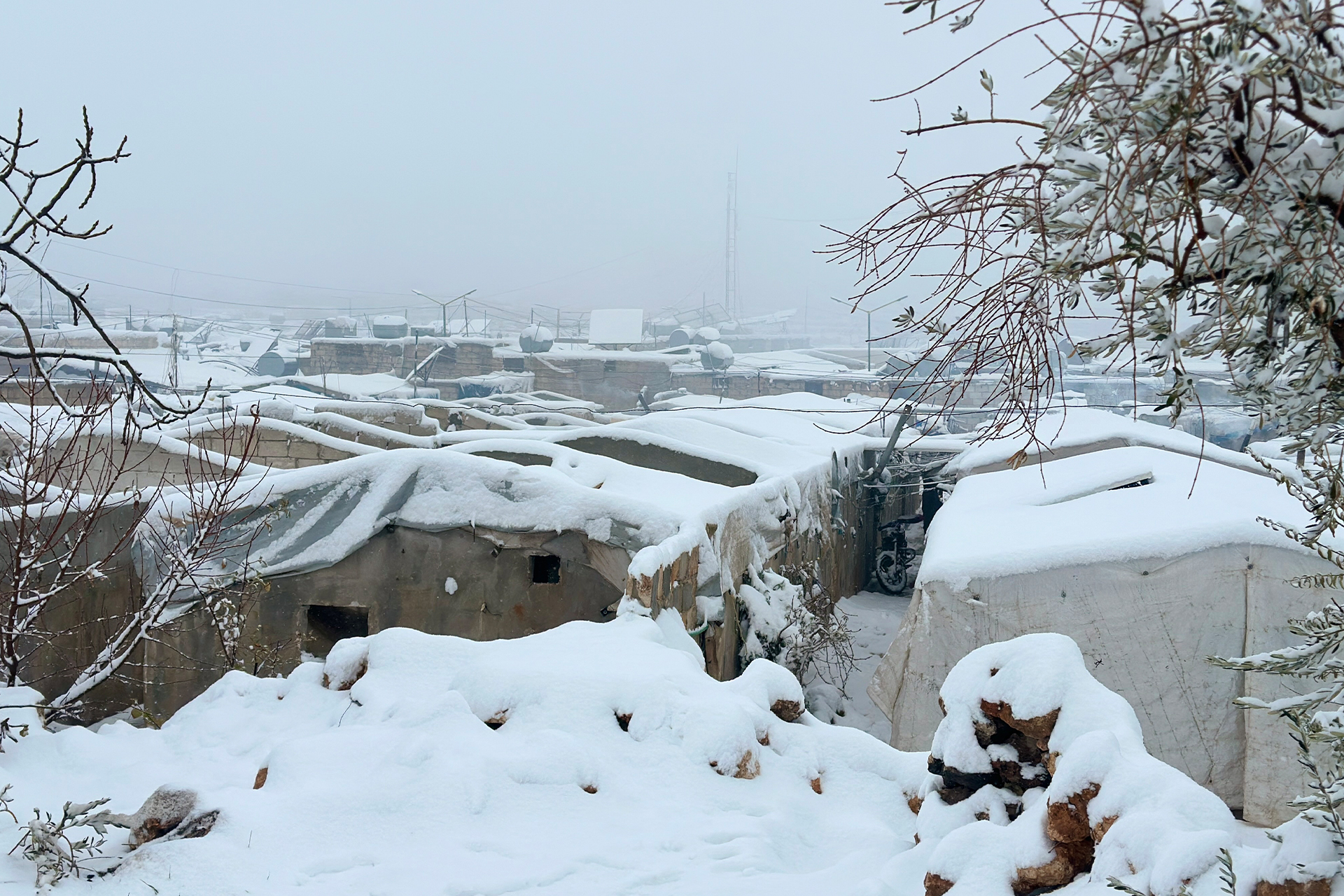 تحت حصار الثلوج.. مأساة متجددة تضرب مخيمات النازحين شمالي سوريا وسط شتاء قارس