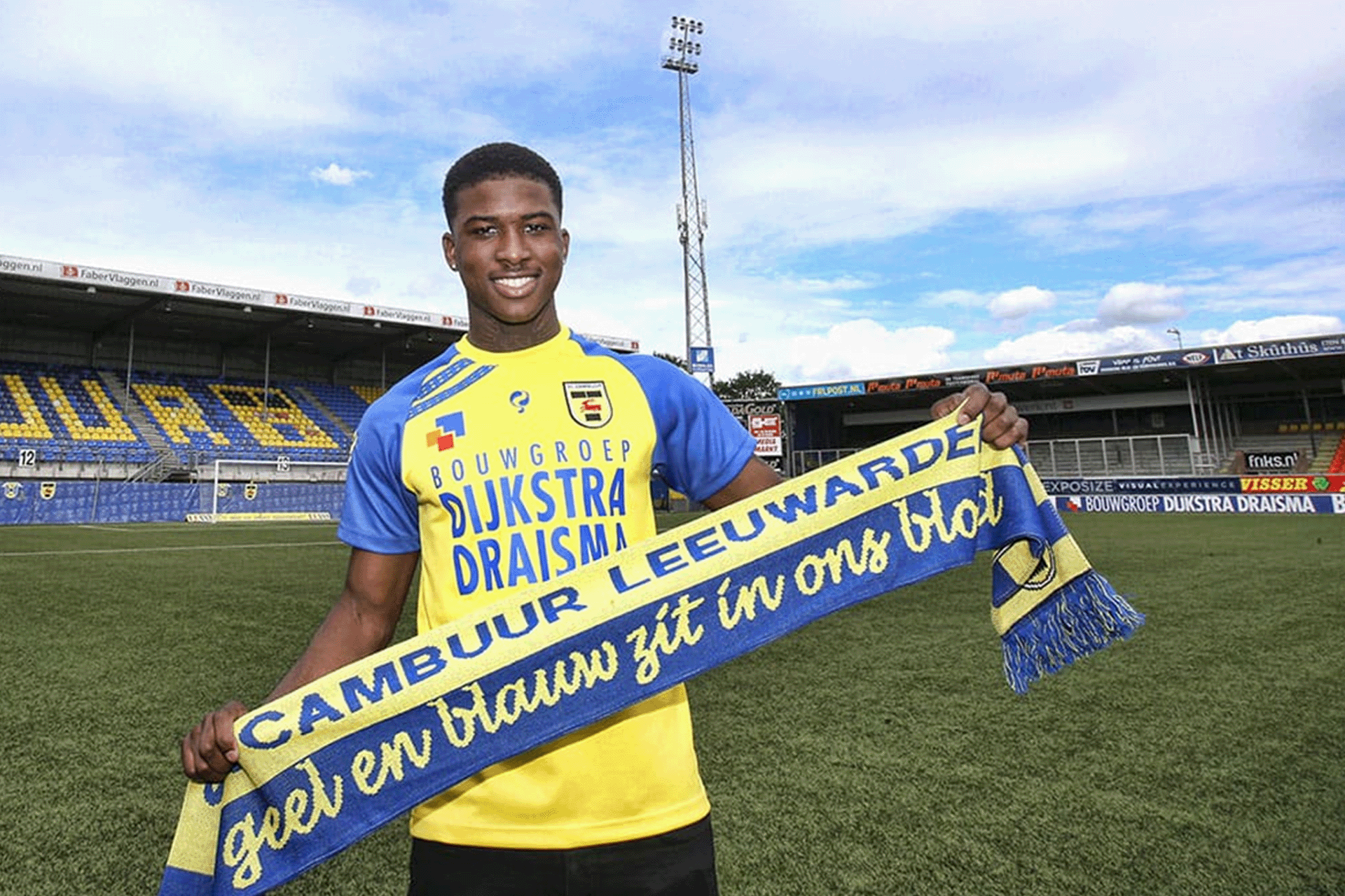 صدمة في الوسط الرياضي.. اعتقال النجم الهولندي نايجل روبرتا بتهمة تهريب الكوكايين