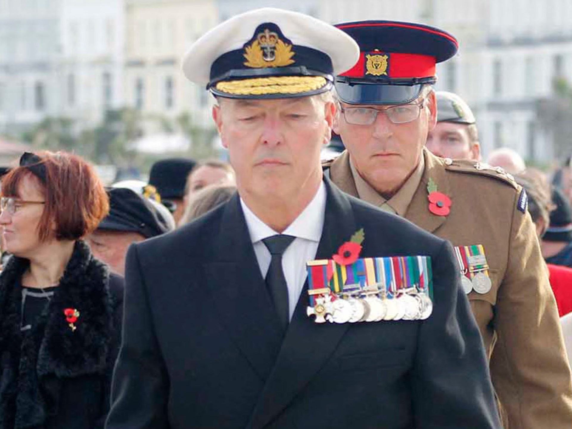 انتحل رتبة أميرال في يوم التذكار.. قصة “الضابط المزور” الذي أثار الجدل في بريطانيا