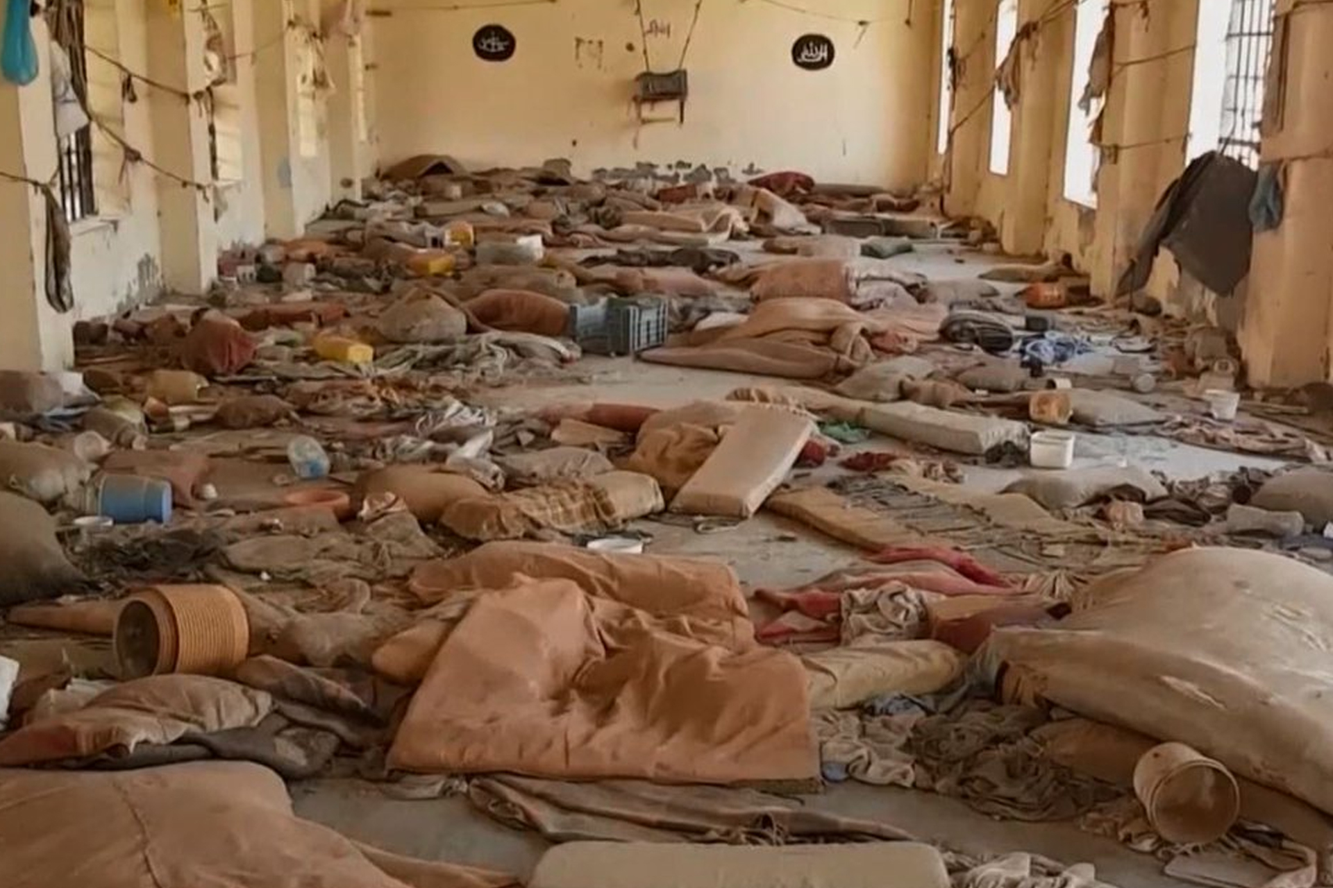 ماذا تعني دعوة العليمي إلى إغلاق السجون غير القانونية؟