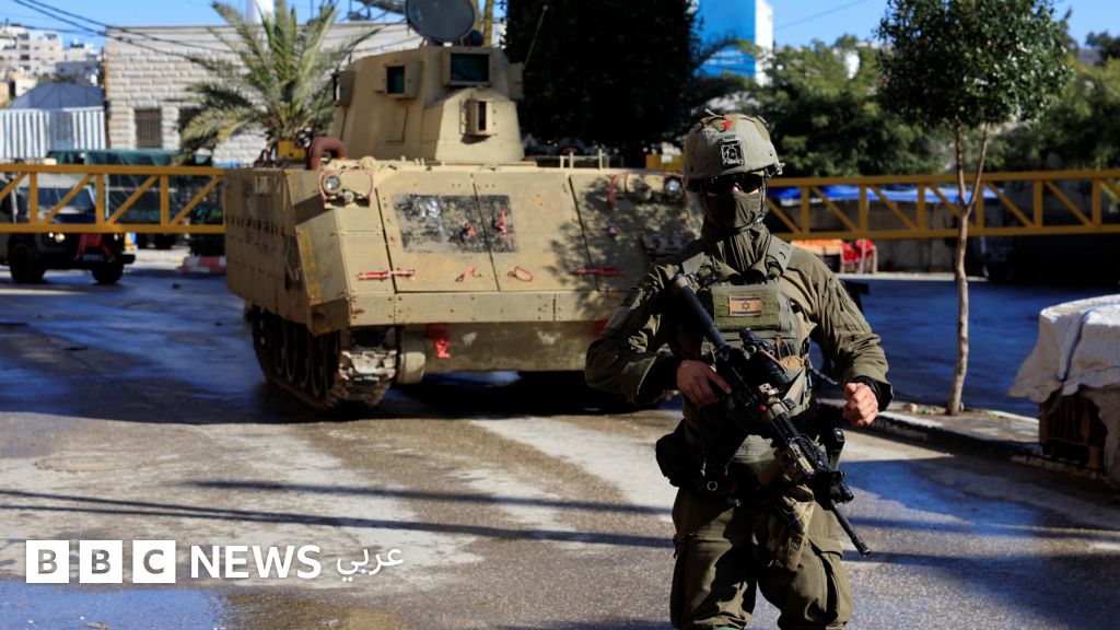 العملية العسكرية في الخليل تدخل يومها الثالث: حصار خانق وهدم منزل من 4 طوابق غرب رام الله