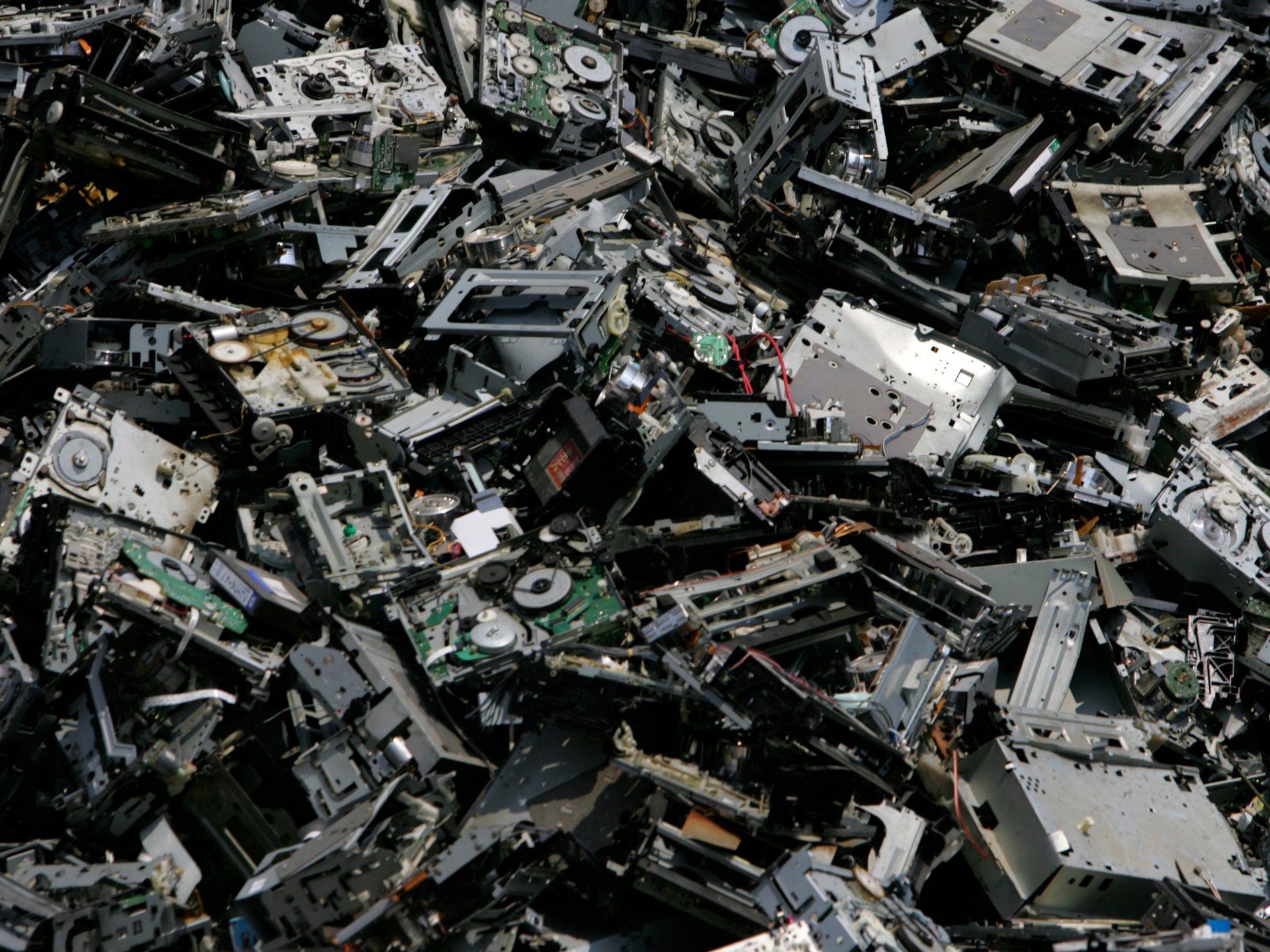 مخاطر متفاقمة للنفايات الإلكترونية مع ضعف إعادة التدوير