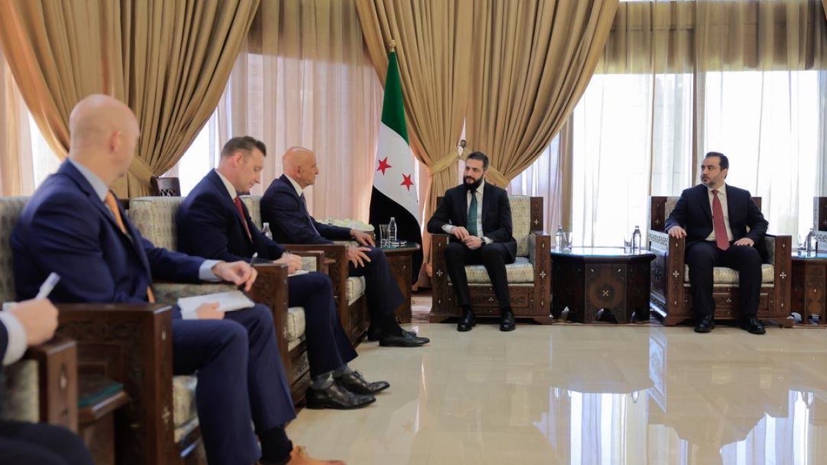 تحركات أمريكية في دمشق: توم براك يدعو لإحياء الحوار بين الحكومة السورية و”قسد” لإنهاء توترات حلب