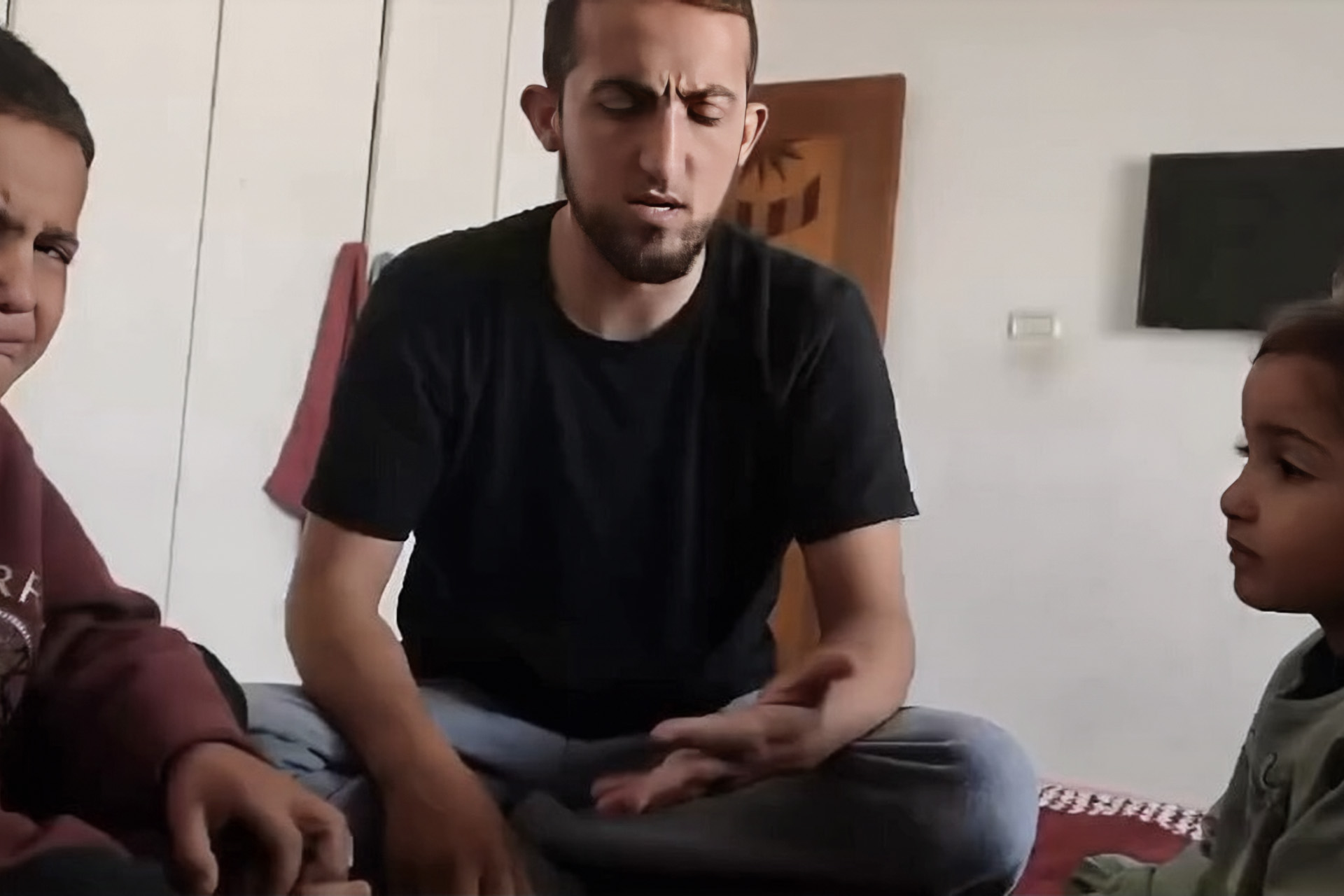 فيديو للشهيد القسامي محمد زكي يصالح طفليه يجتاح مواقع التواصل