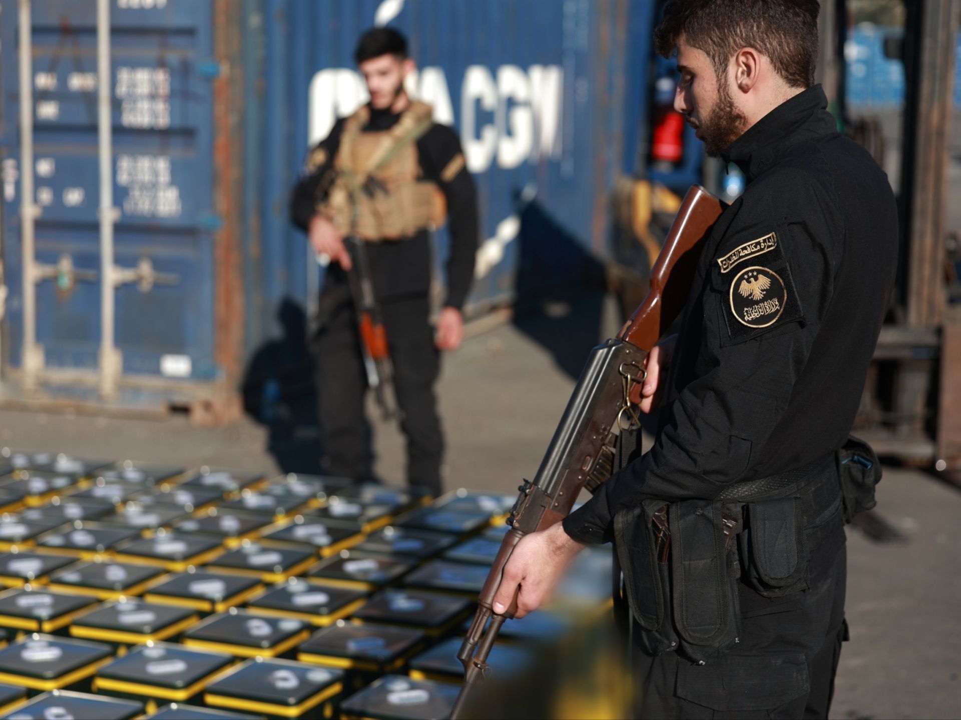 ضربة كبرى لتجار السموم.. ضبط شحنة كوكايين سائلة ضخمة في ميناء اللاذقية