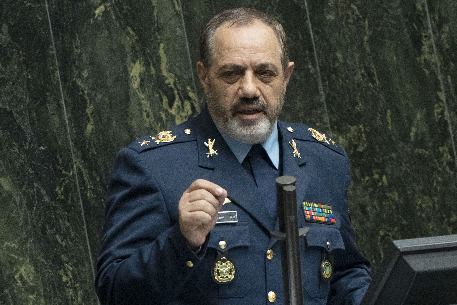 وزير الدفاع الإيراني يتوعد بـ"رد مدمر" على أي اعتداء