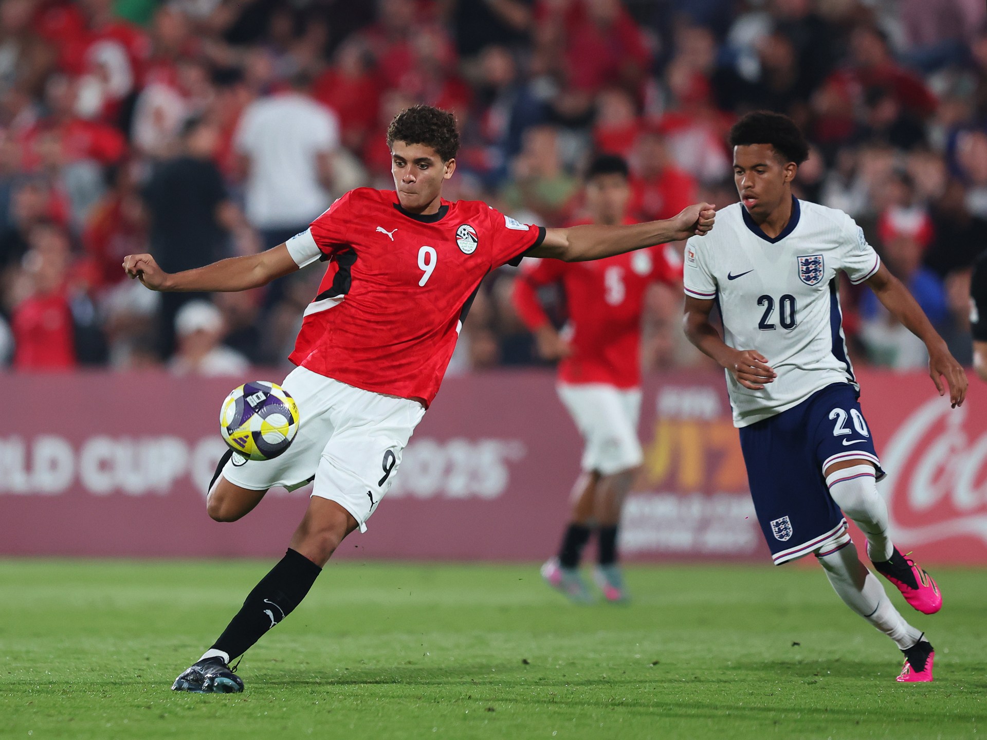 رسمياً.. برشلونة يخطف “جوهرة” الأهلي حمزة عبد الكريم: إليك تفاصيل الصفقة المدوية