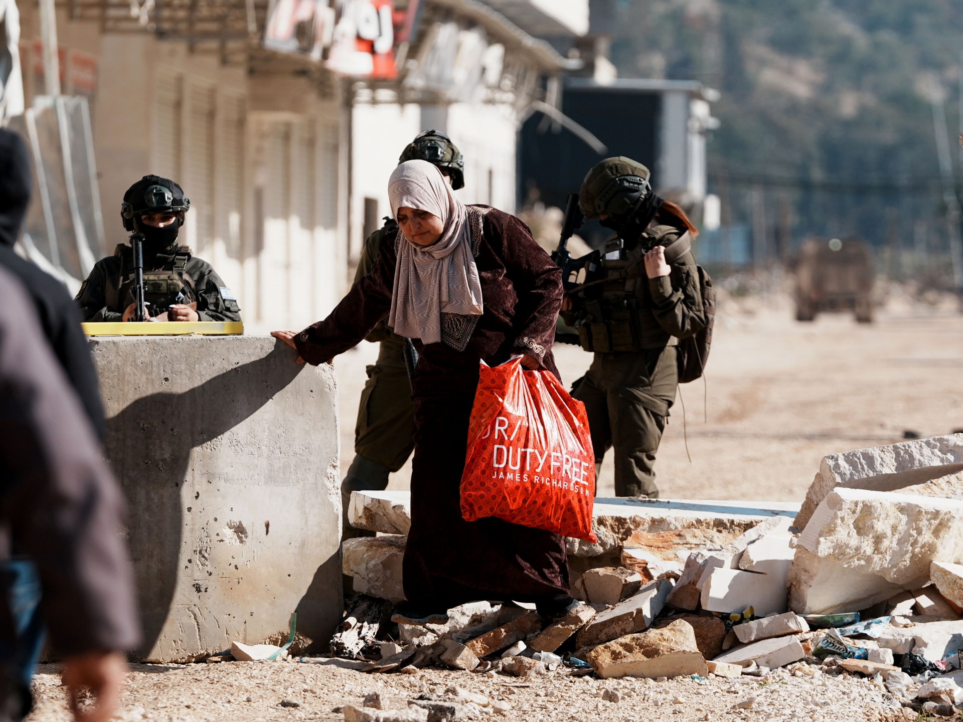 نازحون من طولكرم يروون للجزيرة نت فصلا من معاناتهم في الشتاء القارس