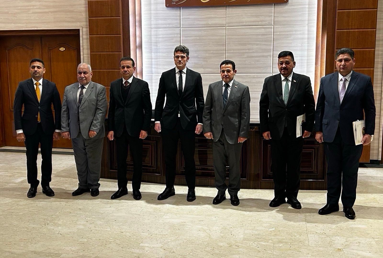 واشنطن تبدأ نقل “أخطر” سجناء تنظيم الدولة للعراق: تفاصيل الخطة الأمريكية الجديدة