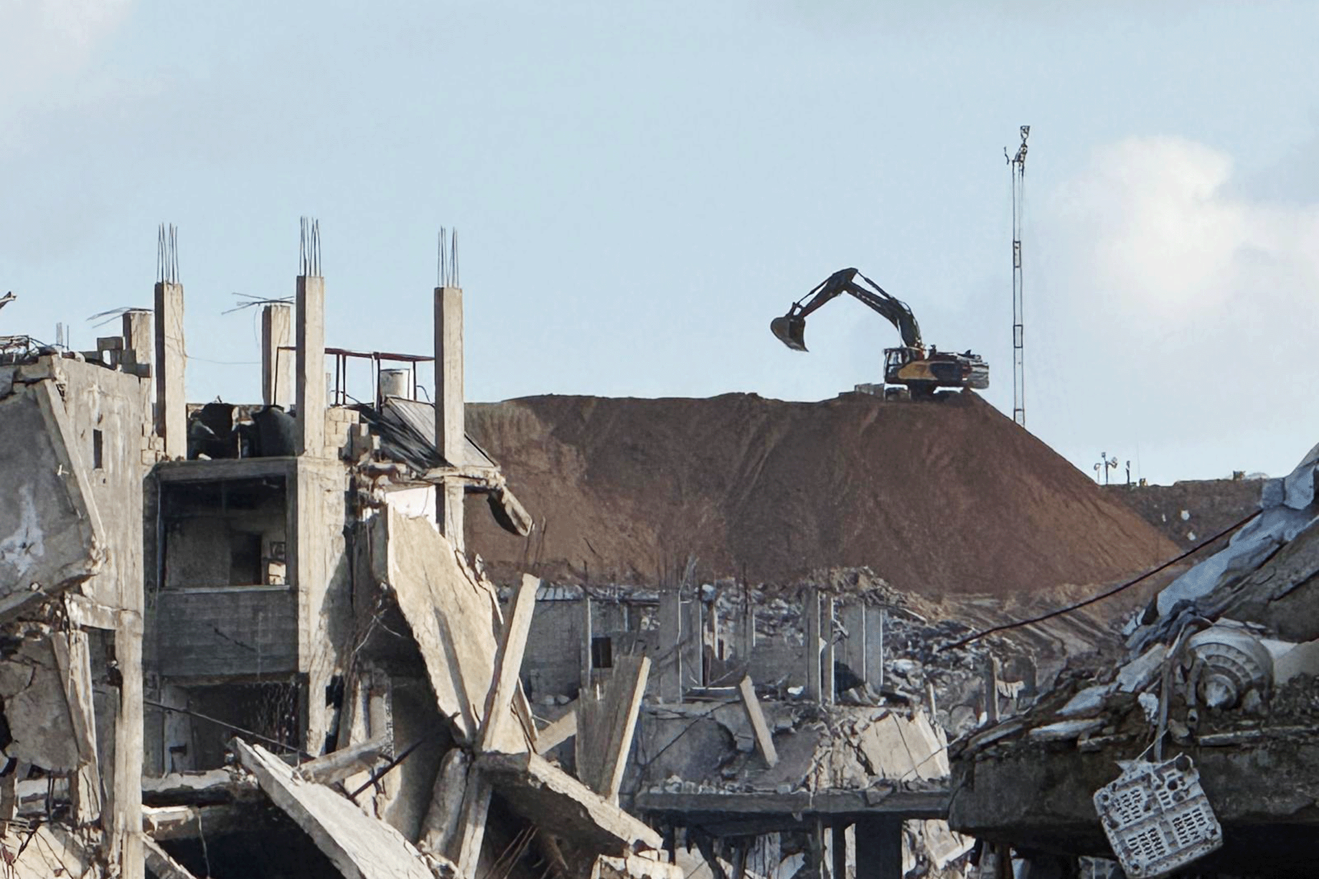 الجزيرة نت عند “الخط الأصفر” بغزة.. الحرب لم تنتهِ هنا