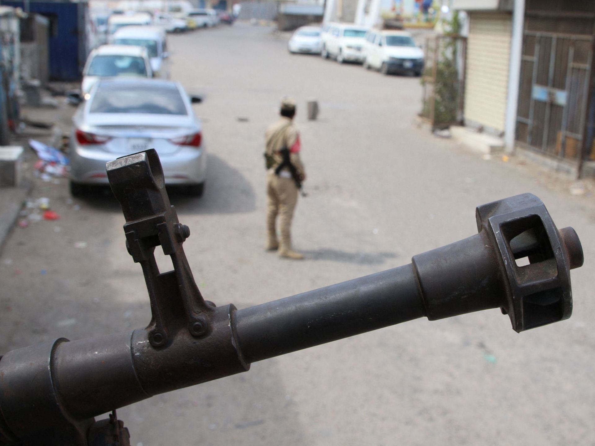 عدن تودع السلاح: تفاصيل خطة ‘الـ 3 مراحل’ لإخراج المعسكرات وإعادة التموضع العسكري