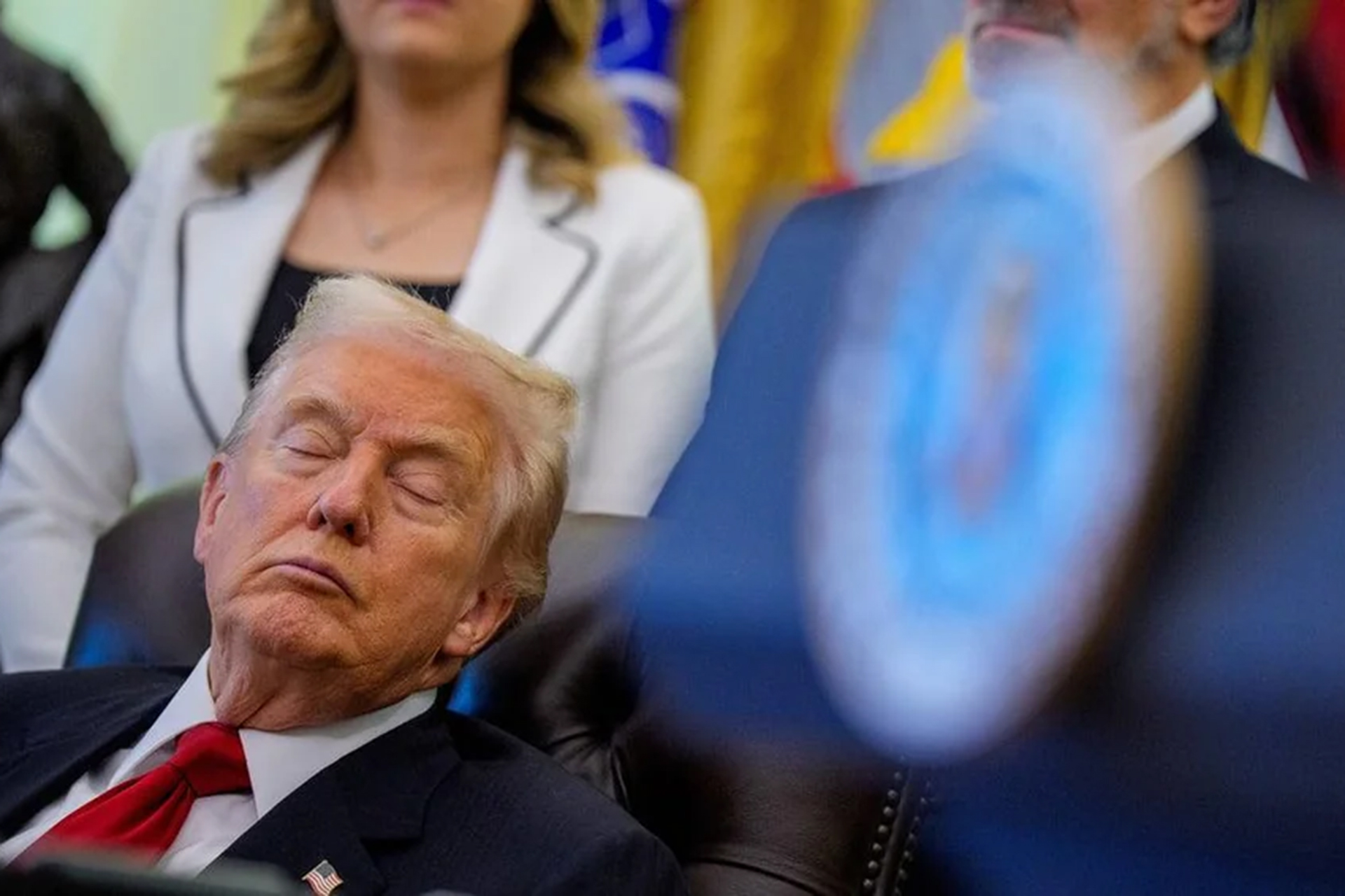 ترامب يخرج عن صمته: كشف سر كدمات يده وحقيقة “غفوته” في الاجتماعات الرسمية