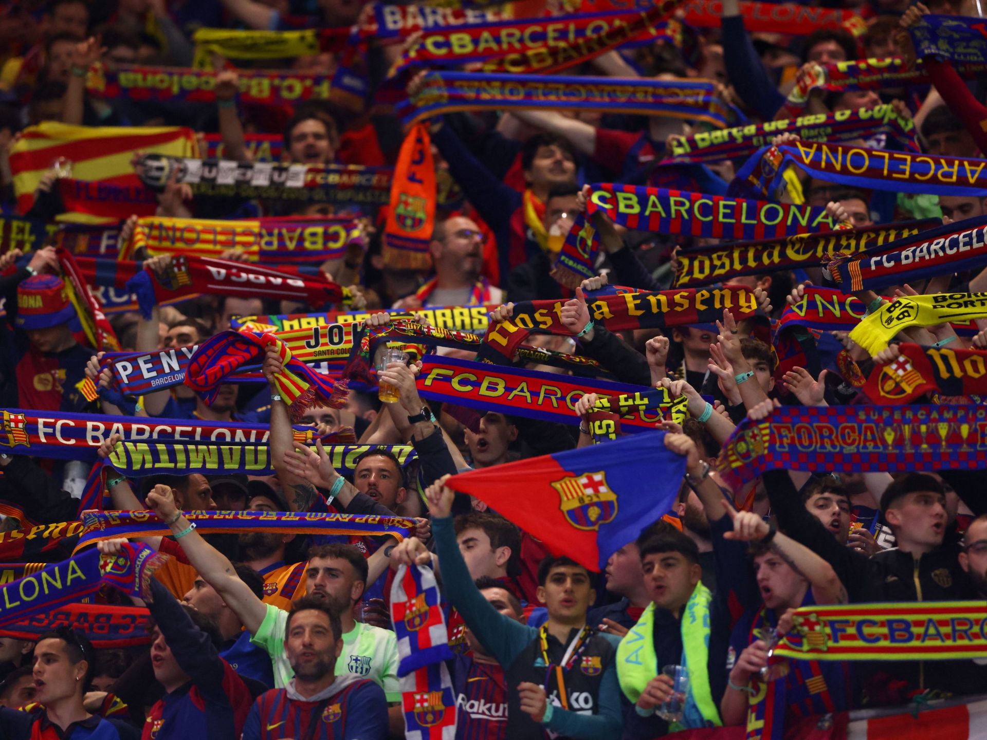 ليلة سقوط مدريد.. جماهير برشلونة تهز “كامب نو” احتفالاً بـ “نكبة” الغريم في دوري الأبطال