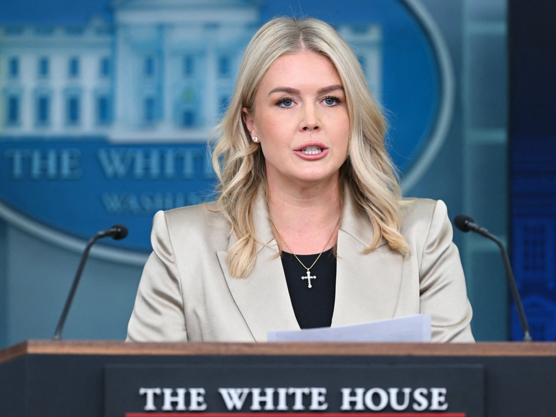 فيديو مشادة البيت الأبيض: كارولين ليفيت تهاجم صحفياً وتصفه بـ ‘الناشط اليساري’ بسبب مأساة مينيسوتا