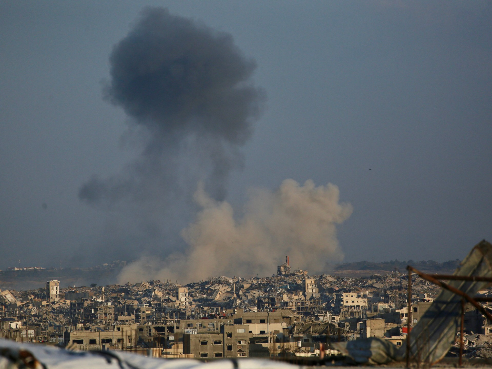 بين مطرقة القصف وسندان الشتاء: السيول تغرق خيام النازحين في غزة وسط تصعيد عسكري في خان يونس