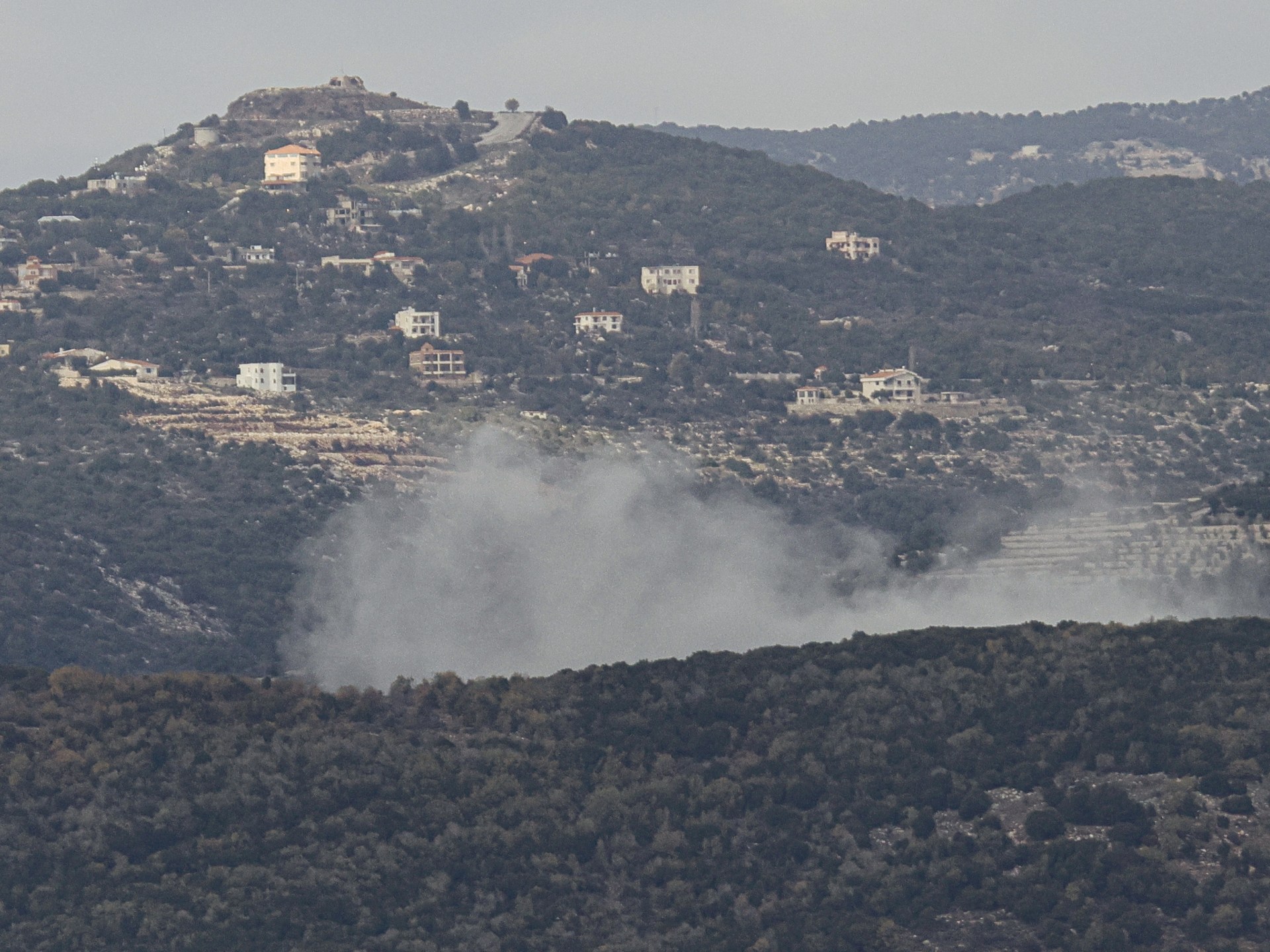 إسرائيل تقصف مناطق بجنوب لبنان وشرقه وتطلب إخلاء 4 قرى