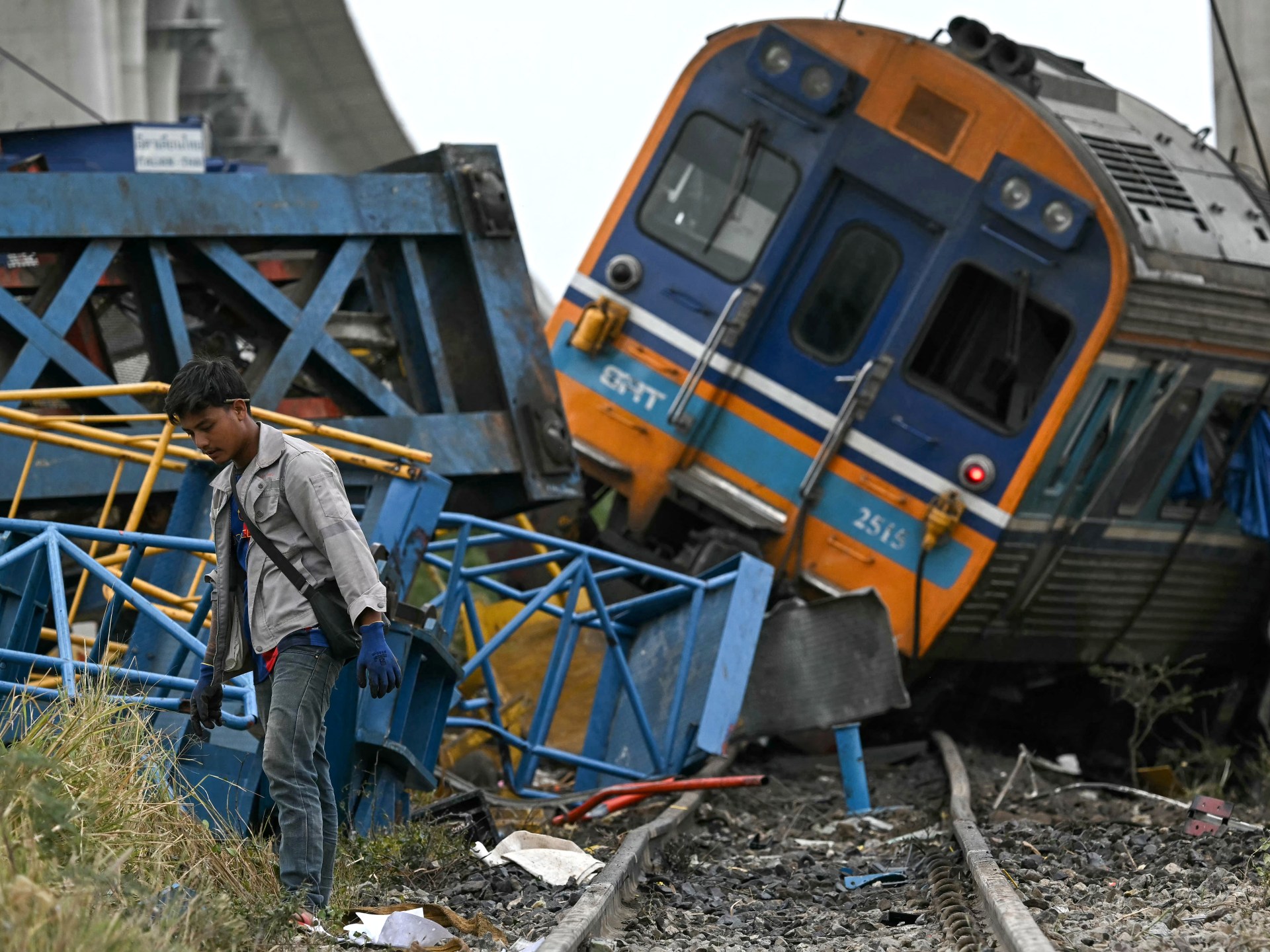 عشرات القتلى بعد سقوط رافعة على قطار في تايلند