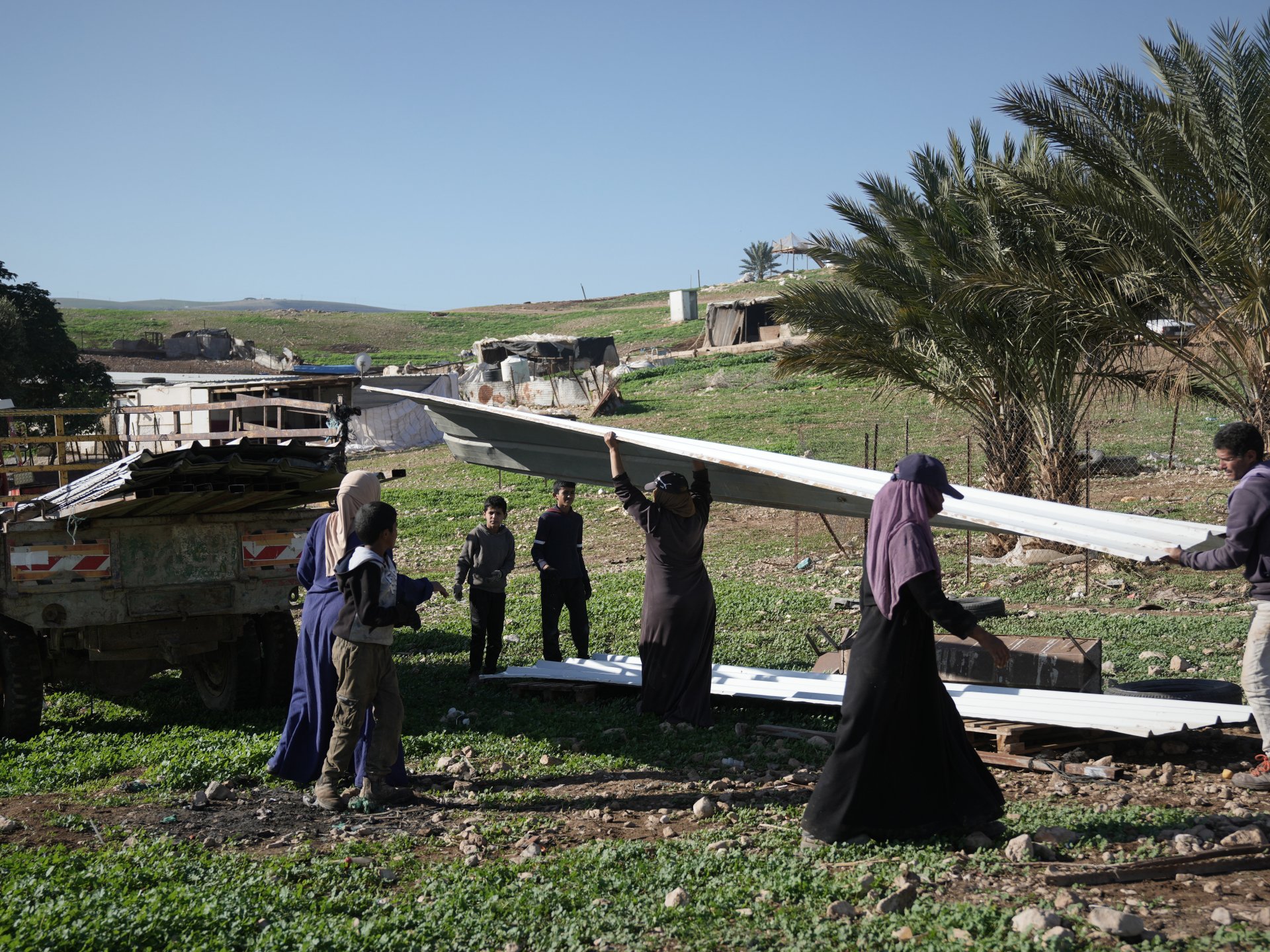 إفراغ متواصل لقرى الضفة.. 26 عائلة فلسطينية تفرّ من عنف المستوطنين