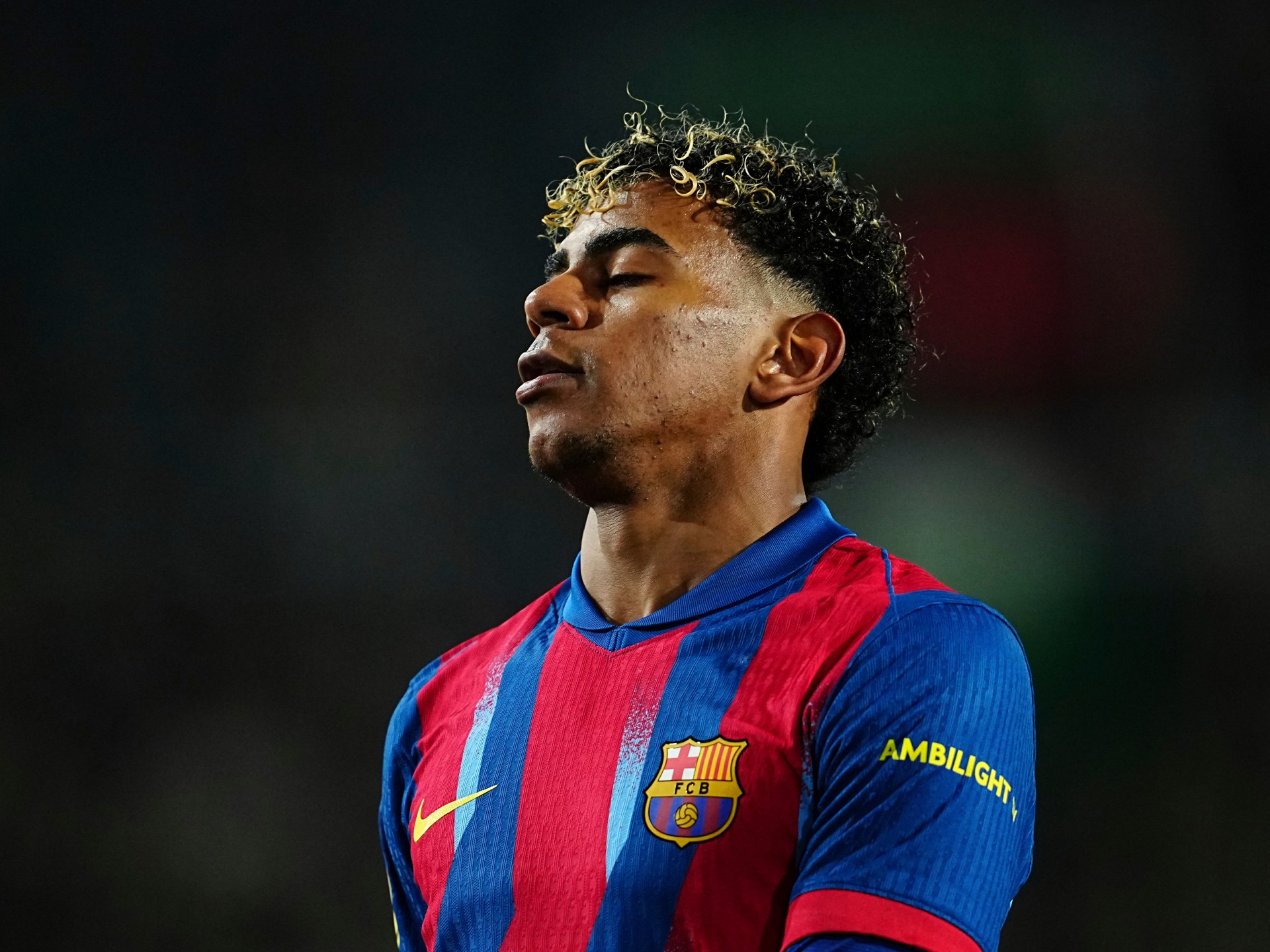 لقطة الموسم.. لماذا اعتذر لامين جمال لليفاندوفسكي بدلاً من الاحتفال بهدفه؟