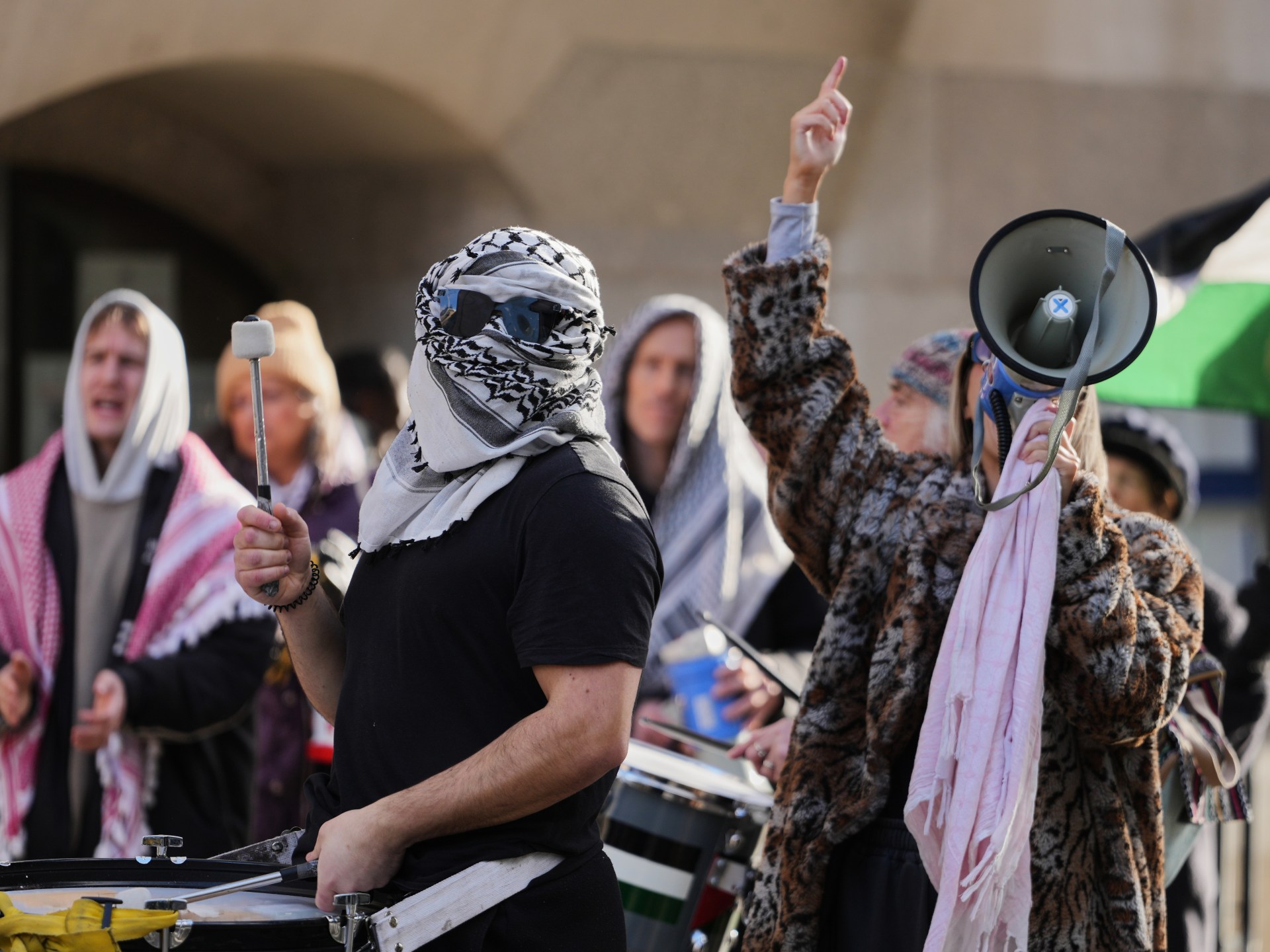 ناشطون مؤيدون لفلسطين أمام المحكمة البريطانية بتهمة اقتحام قاعدة جوية.. فما القصة؟