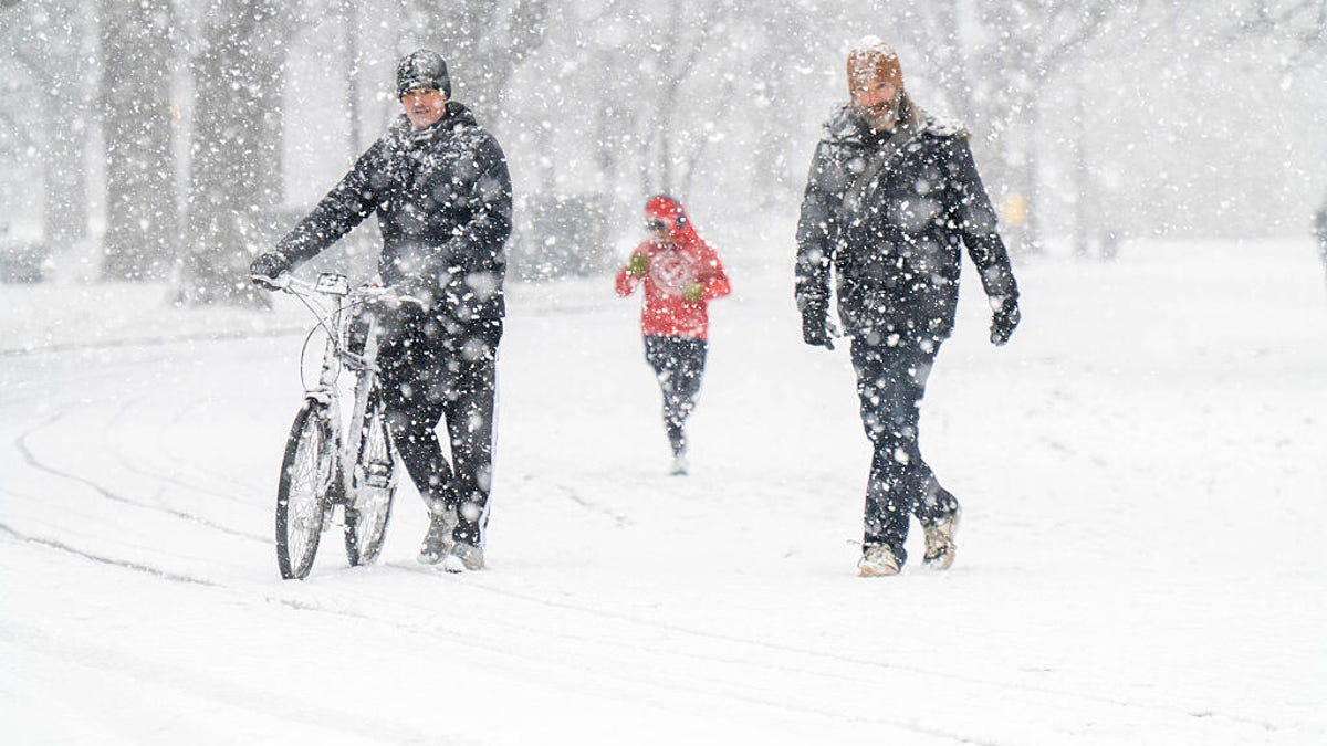 أفضل تطبيقات الطقس لهواتف آيفون وأندرويد: كيف تتبع العواصف وتحمي خصوصيتك؟