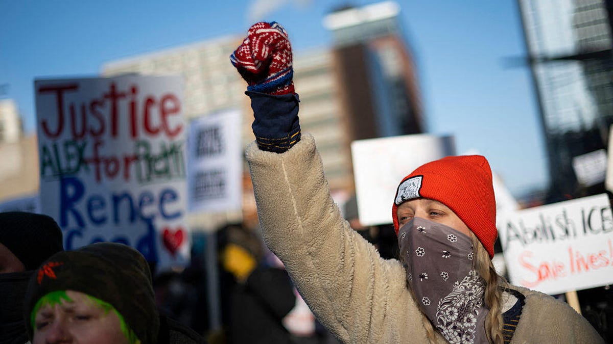 دليل الأمان الشامل في الاحتجاجات: كيف تحمي نفسك وخصوصيتك الرقمية؟