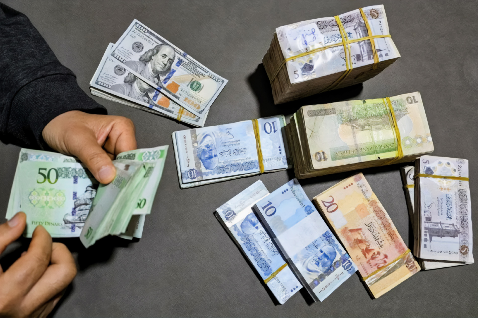 تخفيض قيمة الدينار الليبي