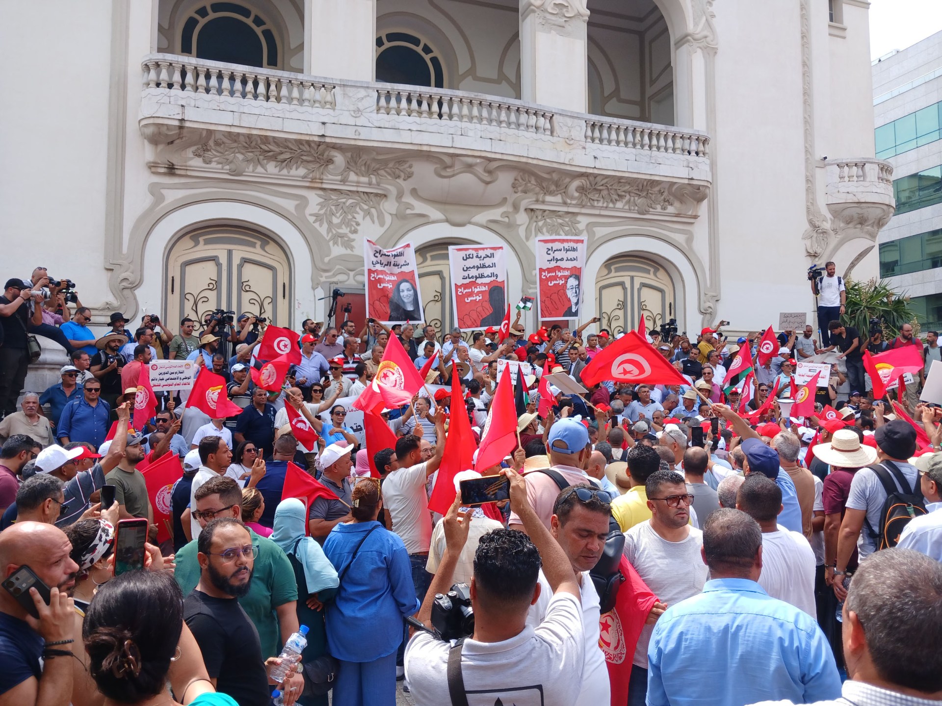 المعارضة في تونس تواجه الانقلاب