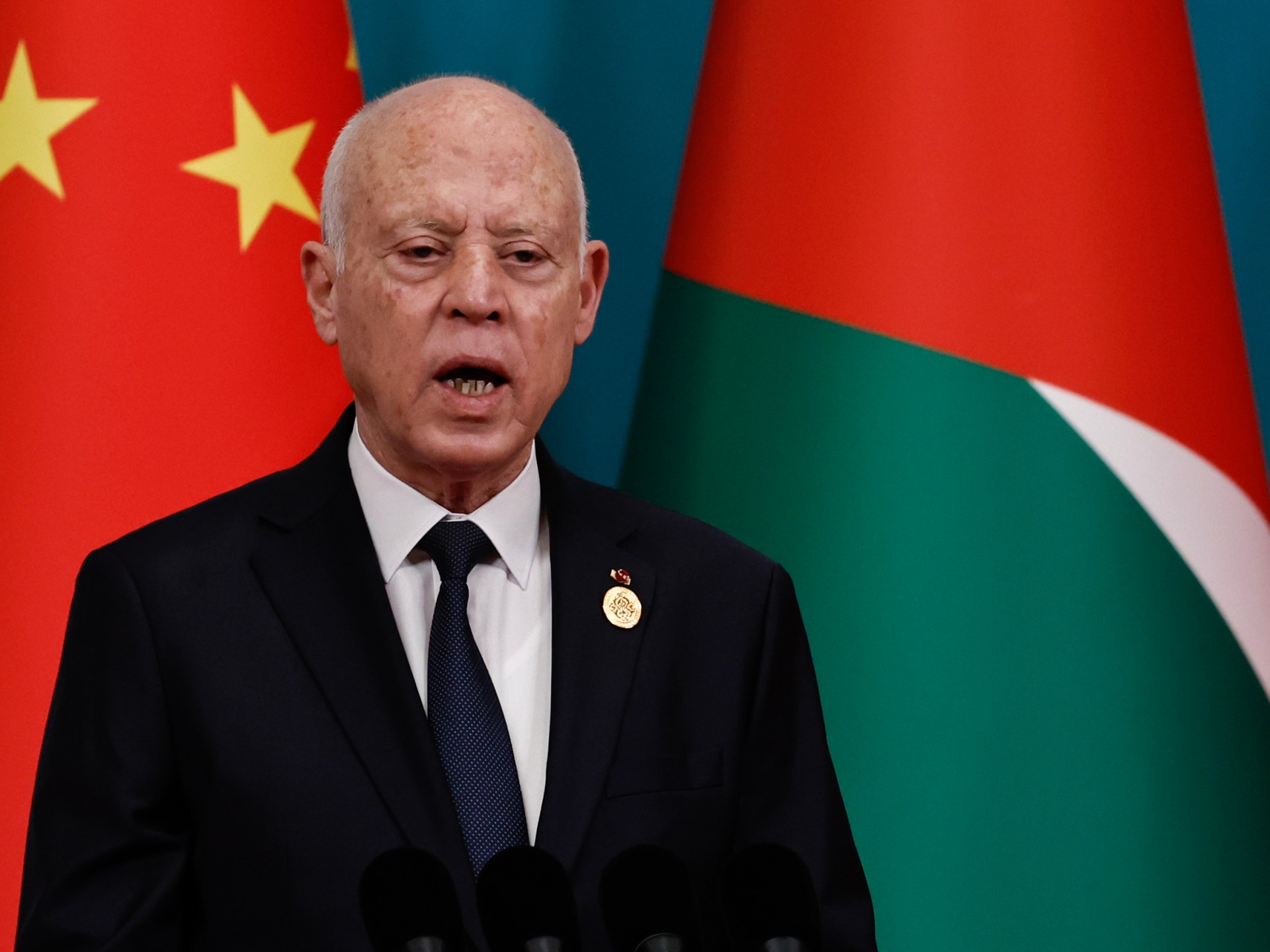 مستقبل تونس الغامض: هل ينهار ‘المبنى’ السياسي فوق رؤوس الجميع؟ تحليل لعمق الأزمة