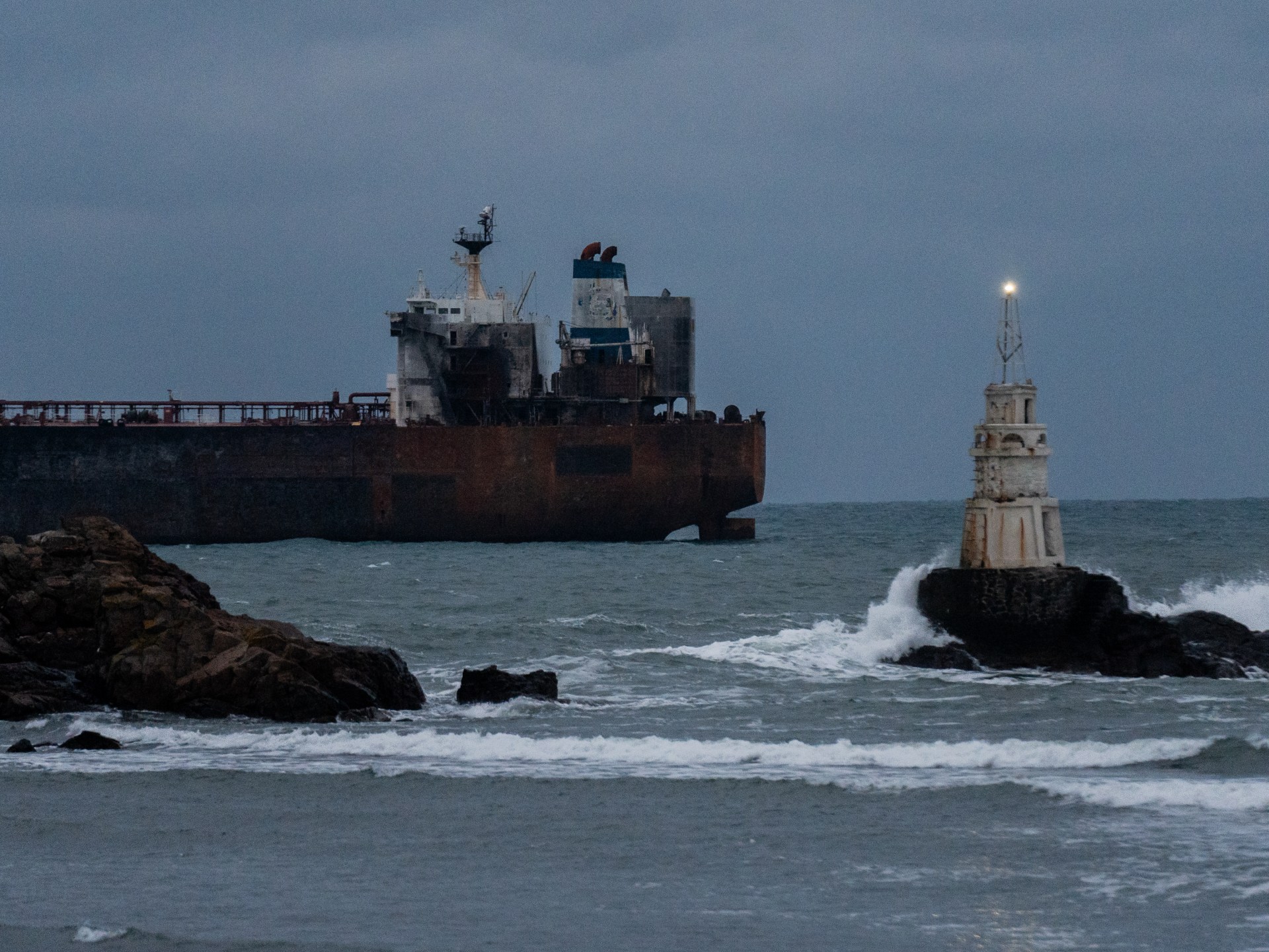 صحيفة بريطانية: 50 سفينة من "أسطول الظل" الروسي تحيط بنا