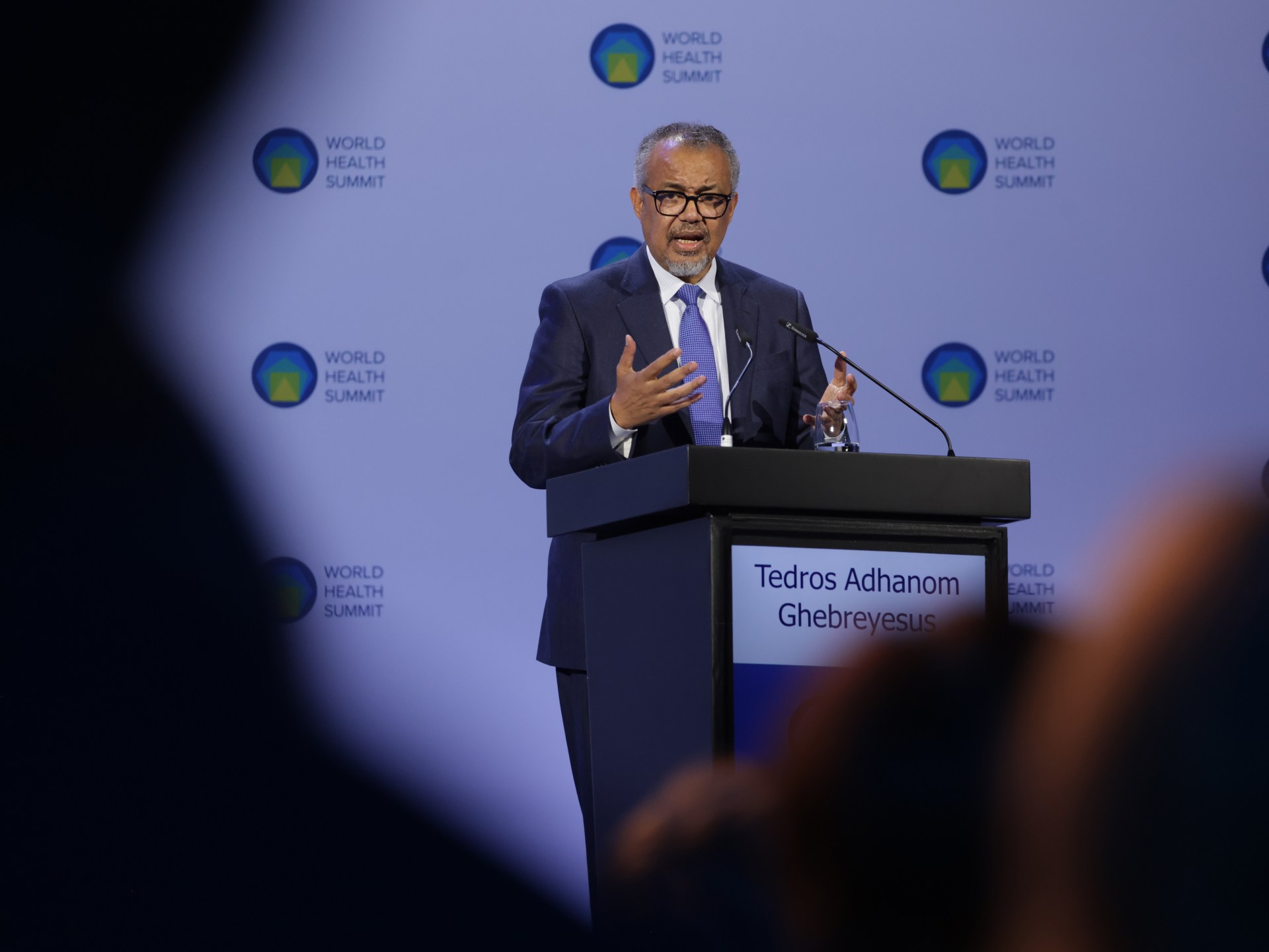 زلزال في منظمة الصحة العالمية: تيدروس يفجر مفاجأة ويرد على اتهامات واشنطن وانسحاب ترامب