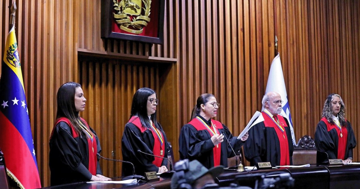 المحكمة الدستورية العليا في فنزويلا تكلف نائبة الرئيس بتولي مهام الرئاسة