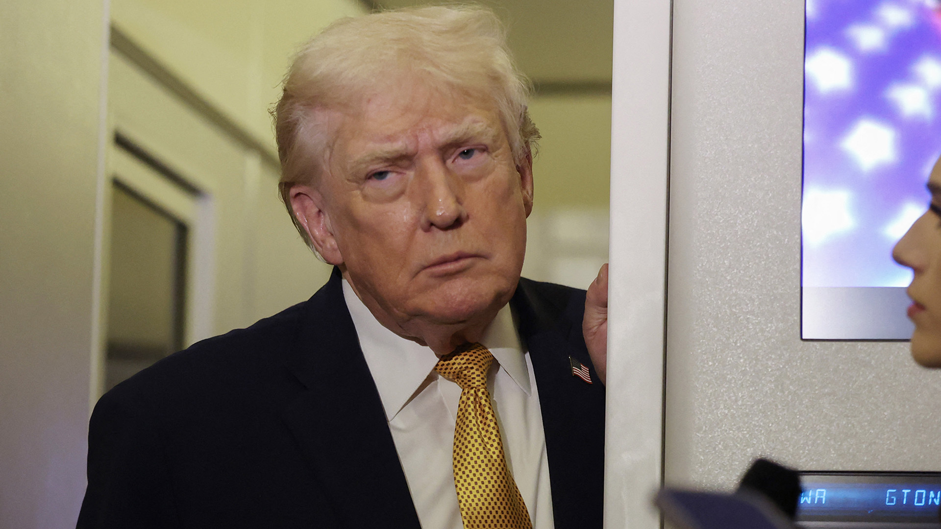 ترامب يلوح بتكرار سيناريو مادورو في دول أخرى.. والمغردون يتفاعلون