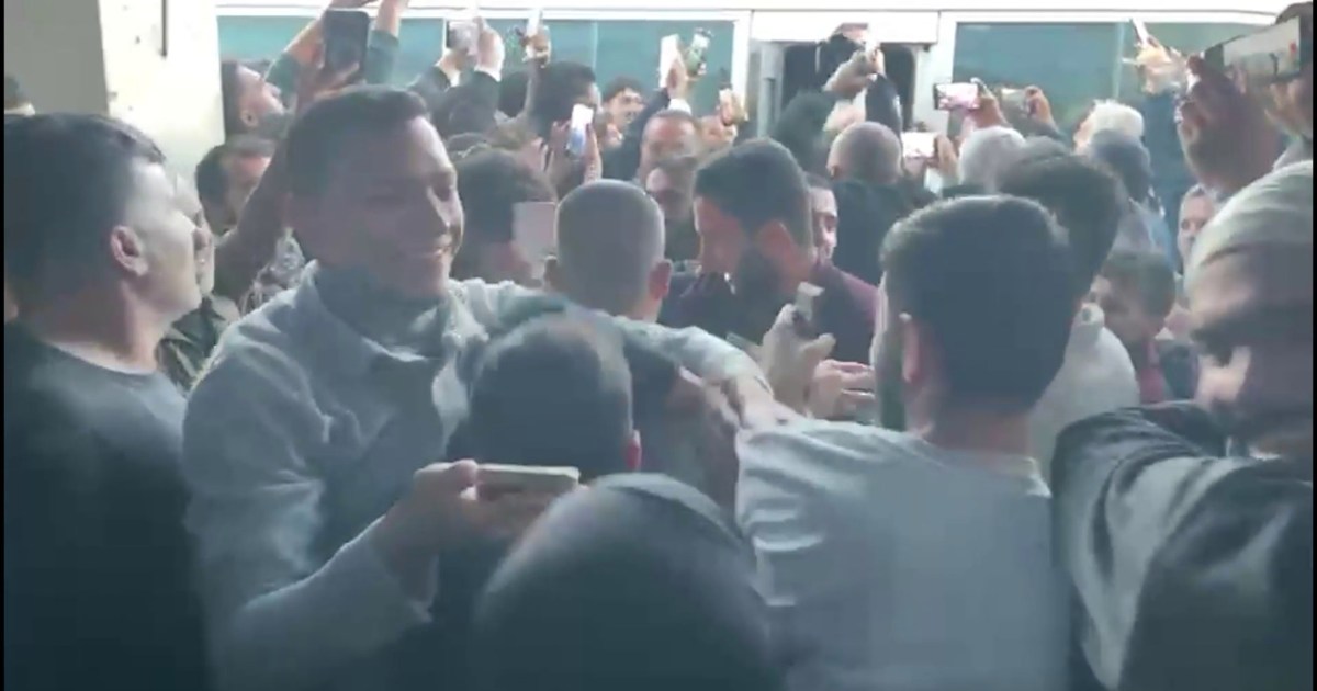 وصول 12 أسيرا محررا إلى مستشفى شهداء الأقصى بدير البلح