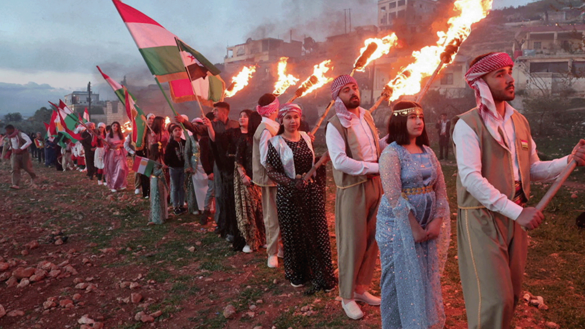 اللغة والنوروز والجنسية.. هكذا تفاعل سوريون مع مرسوم الشرع بشأن الأكراد