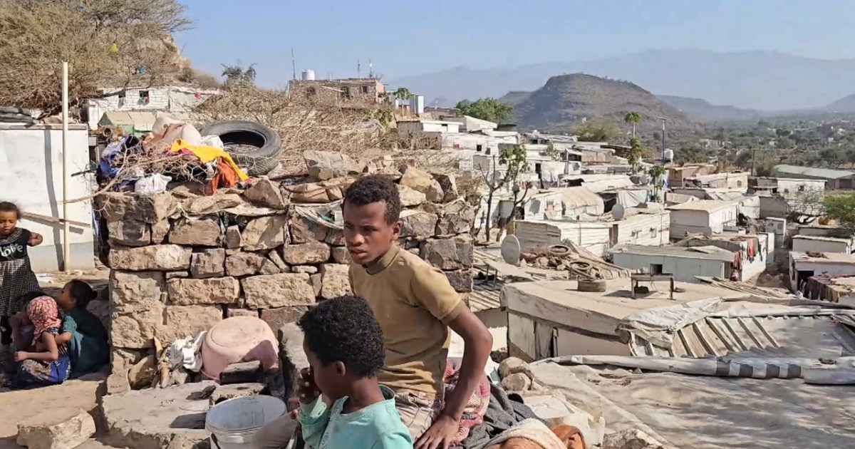 مأساة مخيم الملكة: نازحو تعز يواجهون الموت المنسي تحت وطأة البرد والجوع