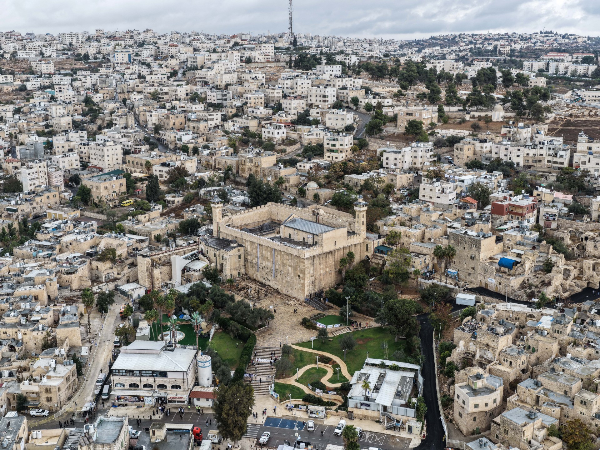 تصعيد خطير في الخليل: الاحتلال يسحب صلاحيات المسجد الإبراهيمي ومخططات تهويدية تثير غضباً واسعاً