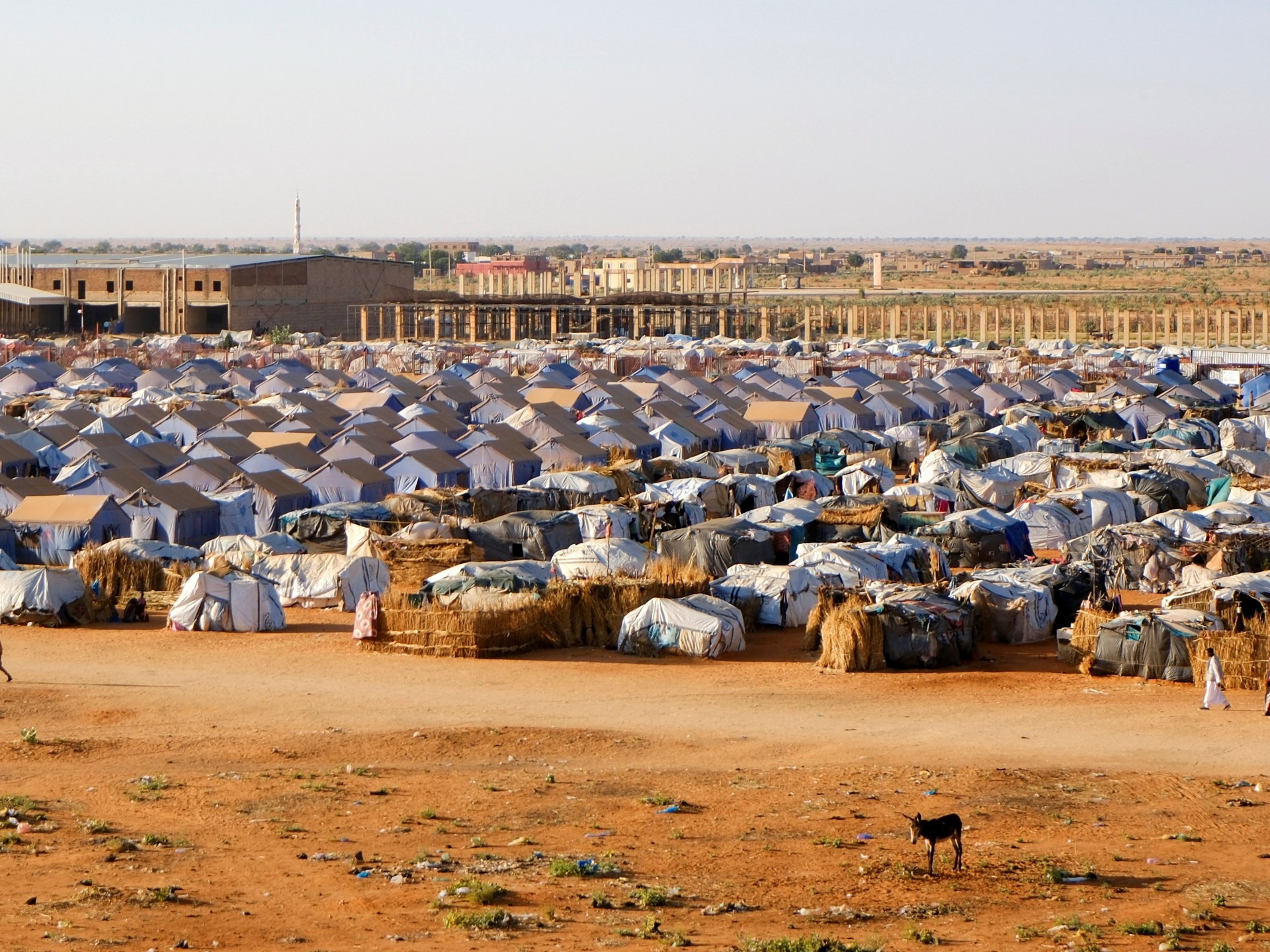 كارثة النزوح في السودان: أرقام أممية صادمة وعقوبات أوروبية تلاحق قادة الصراع