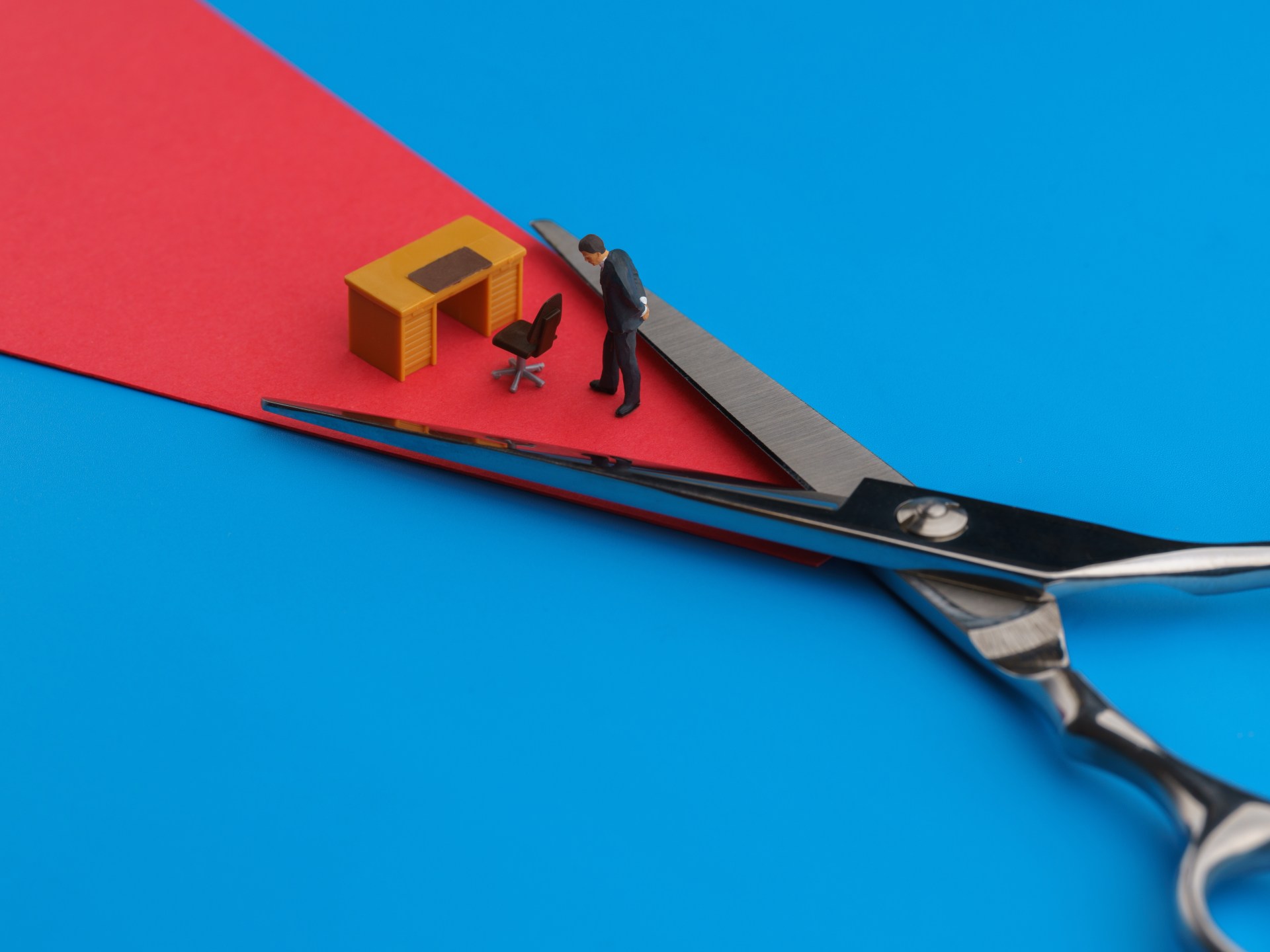 ثورة الذكاء الاصطناعي وسوق العمل: هل يشهد عام 2026 أكبر موجة تسريح للموظفين في التاريخ الحديث؟