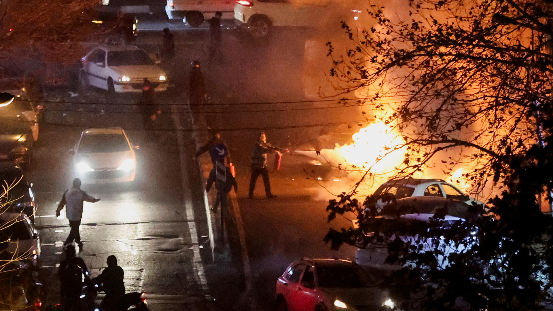 احتواء أم انهيار؟.. خيارات إيران بعد 20 يوما من الاحتجاجات