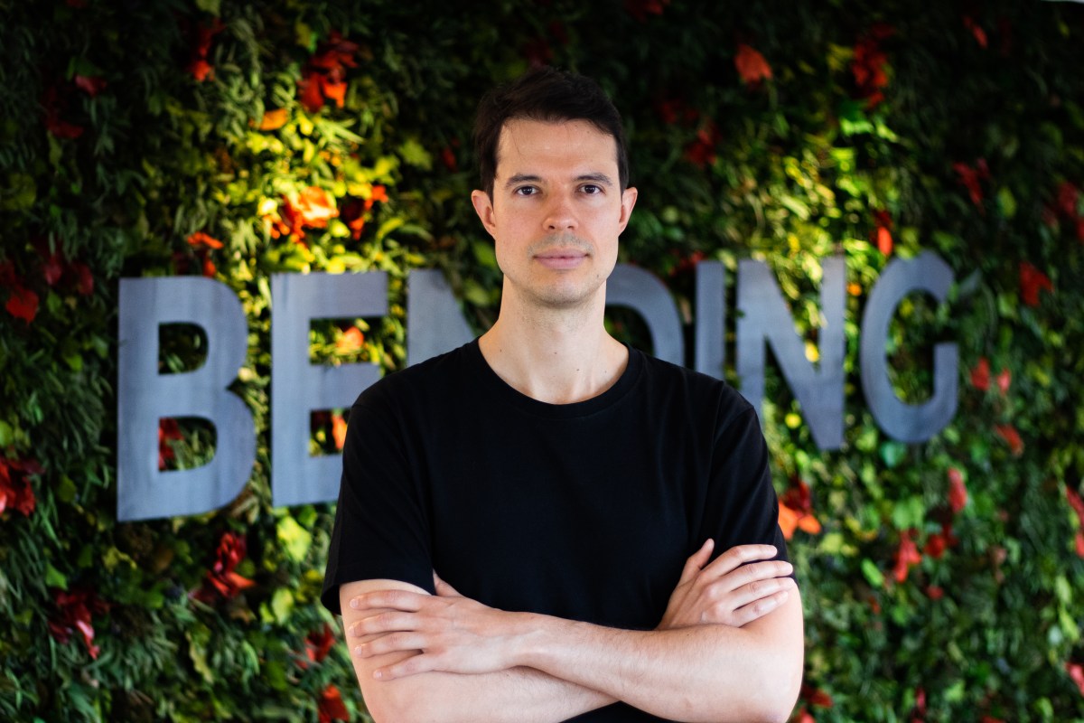 بيندينغ سبونز: من هو العملاق الإيطالي الصامت الذي يلتهم أشهر المنصات الرقمية العالمية؟