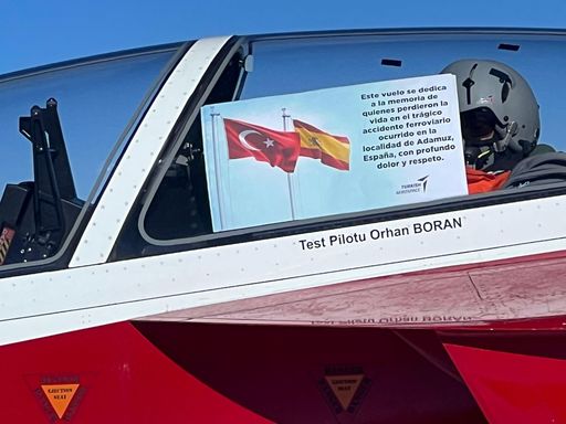 طائرة “حر جيت” التركية تحلق في سماء أنقرة تأبيناً لضحايا حادث قطاري إسبانيا