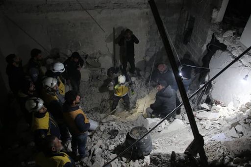 حلب: فرق الدفاع المدني تواصل البحث عن مفقود تحت أنقاض مبنى منهار لليوم الثاني