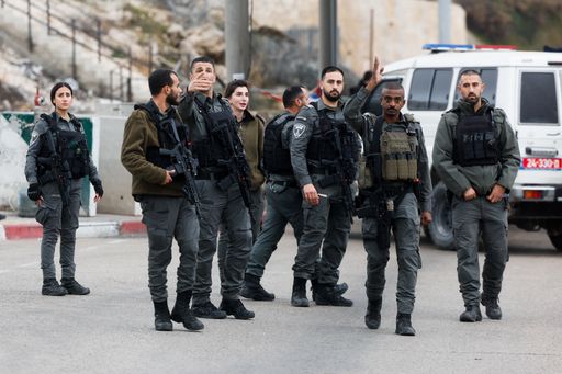 قوات الاحتلال تواصل حصار واقتحام بلدة حزما بالقدس لليوم الثالث على التوالي