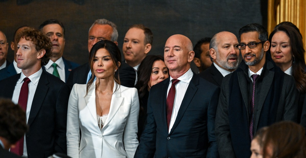 بعد عام واحد.. شركات التكنولوجيا الكبرى تتفوق على شعبويي “ماغا” وتستعيد نفوذها لدى ترامب