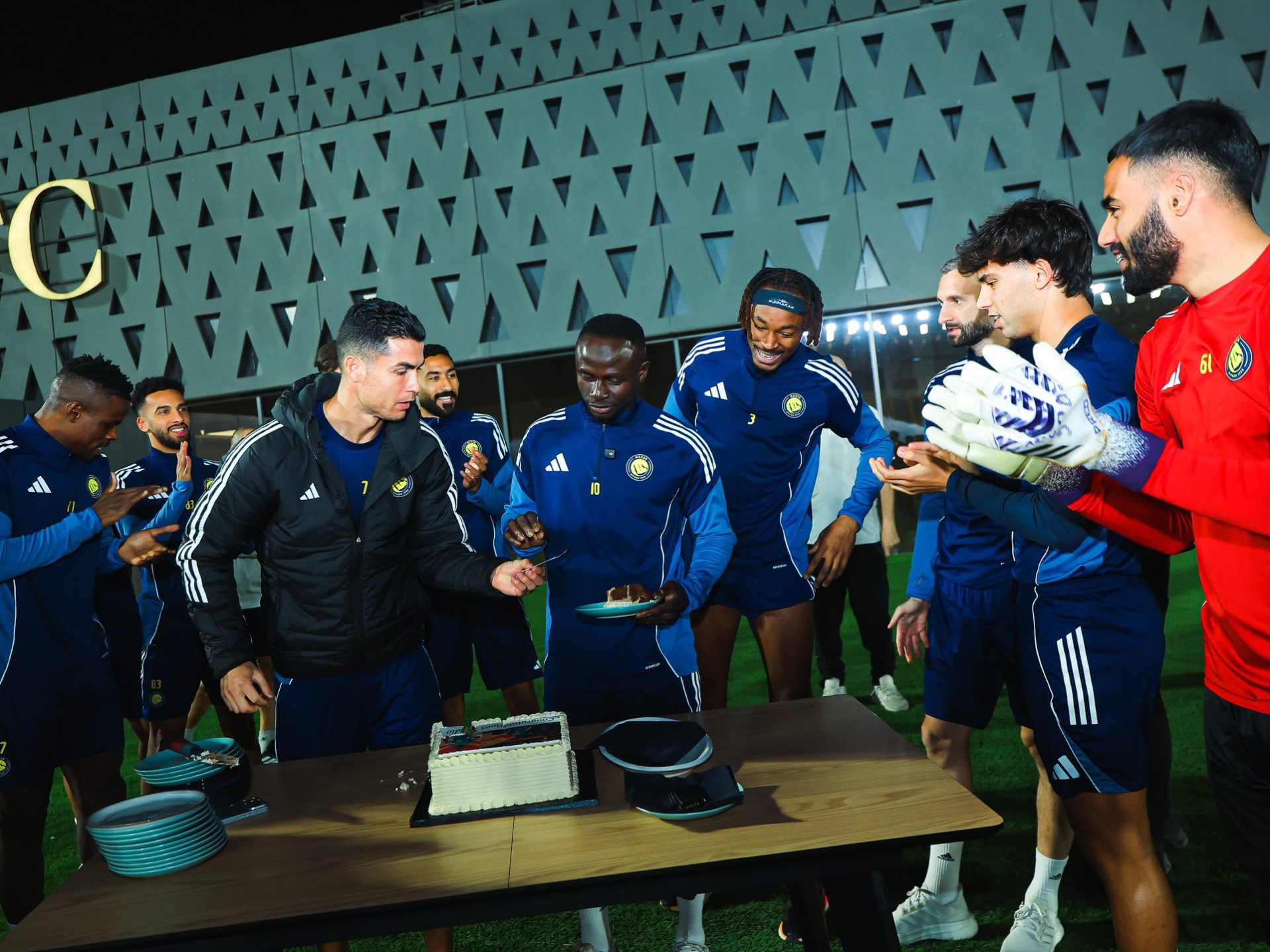 بمزحة من رونالدو وكعكة خاصة.. النصر يحتفل بعودة “البطل” ساديو ماني بعد التتويج الإفريقي