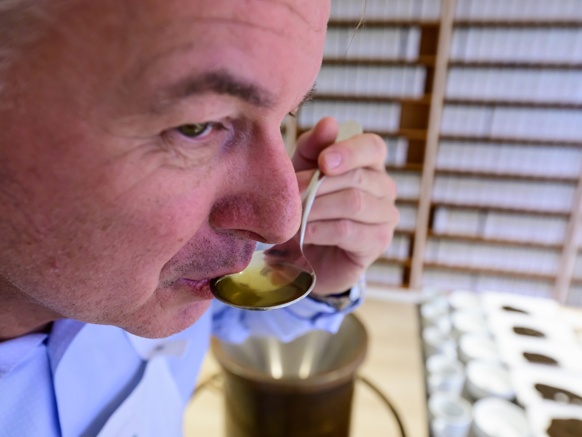 أسرار عالم تذوق الشاي: كيف يختبر الخبراء 300 نوع يومياً لضمان الجودة؟